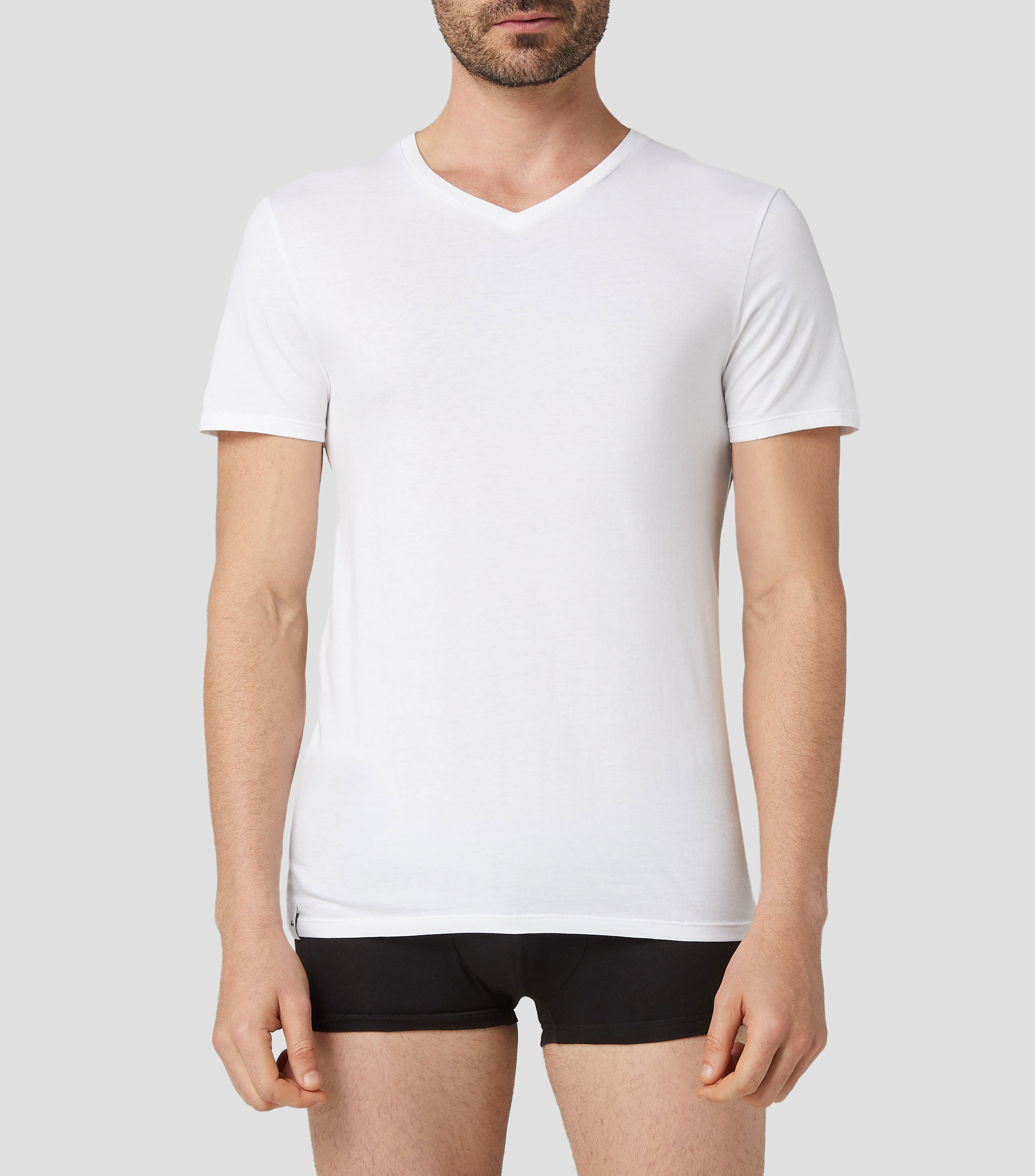 Playera de cuello V con manga corta y lisa Hombre