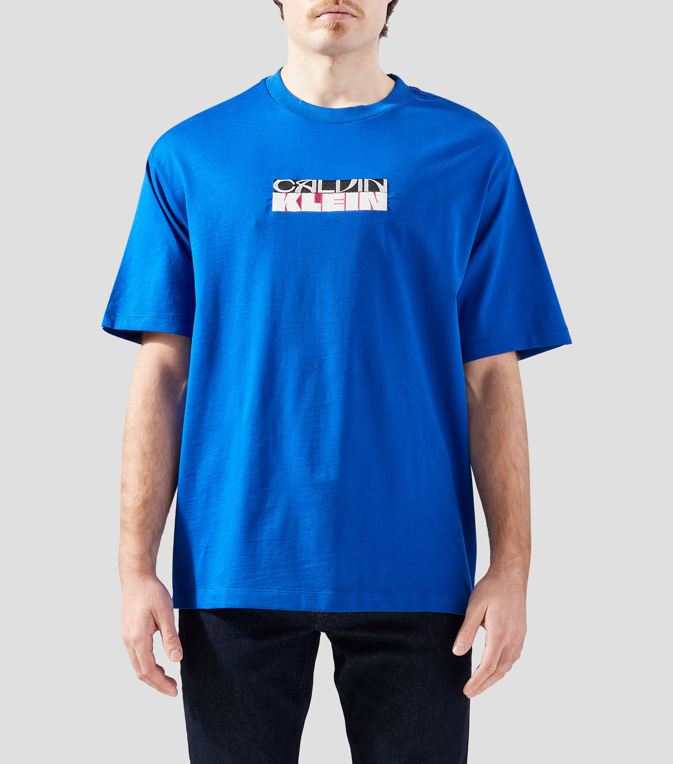Playera cuello redondo manga corta bordada Hombre