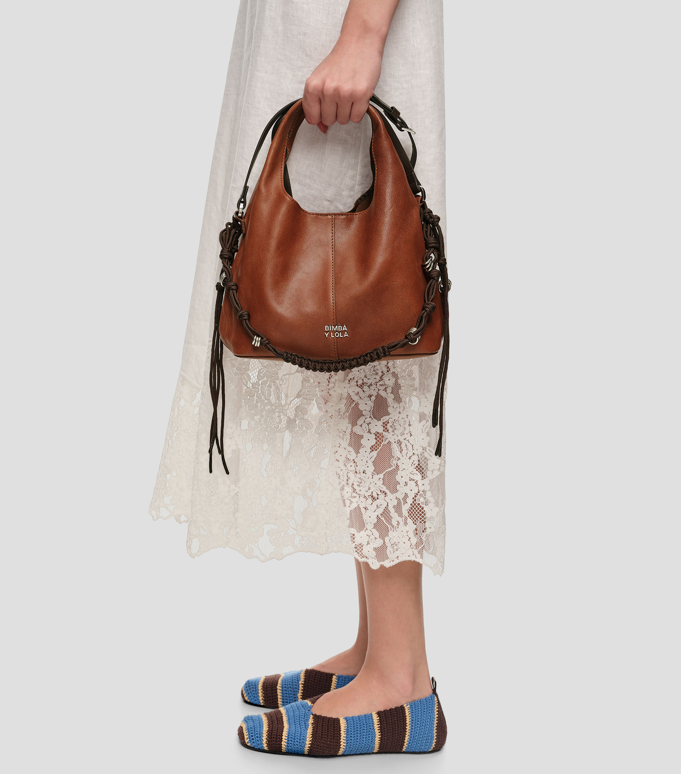 Bolsa crossbody lisa con detalle texturizado Mujer