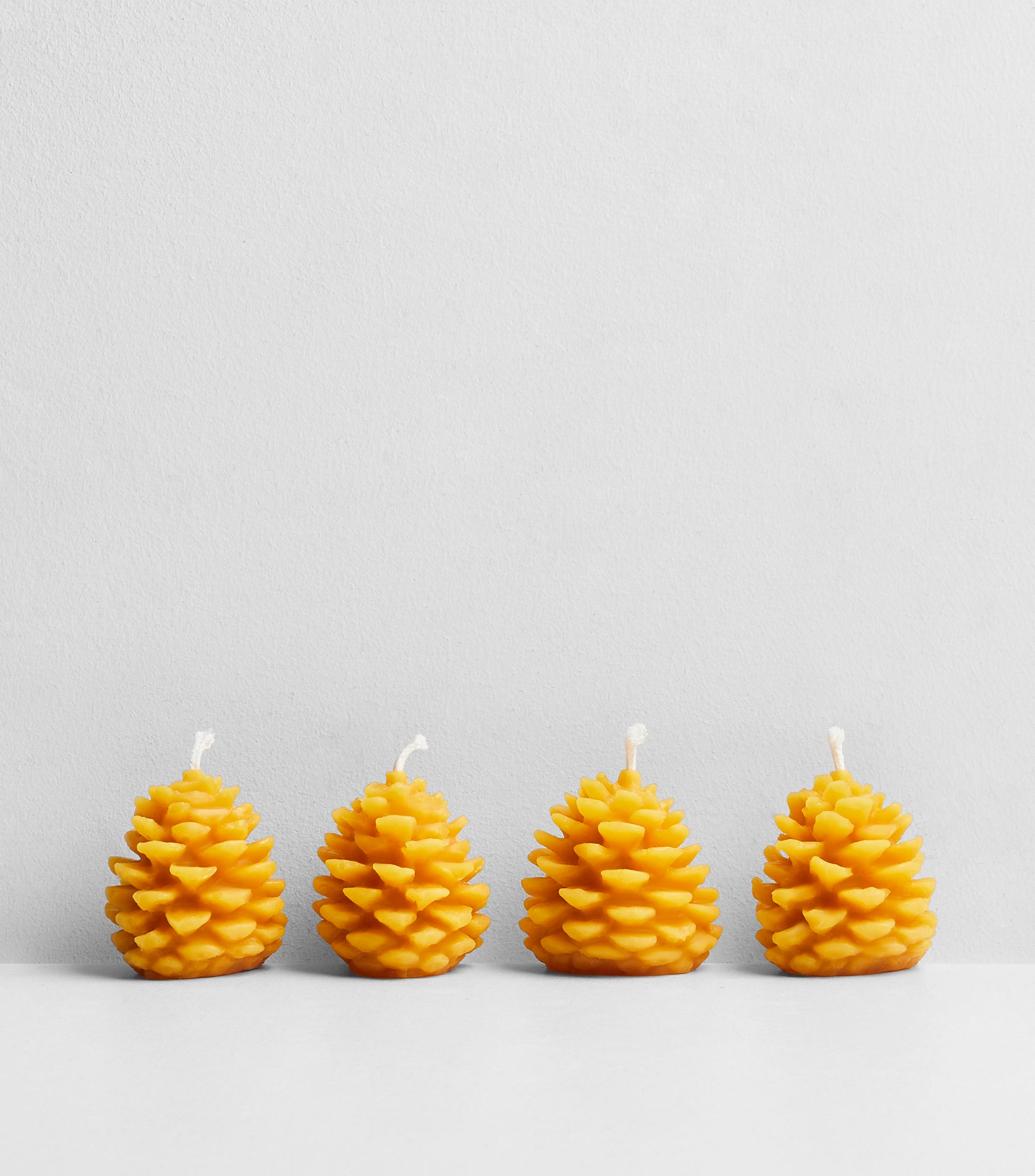 Set 4 velas pequeñas piñas en cera
