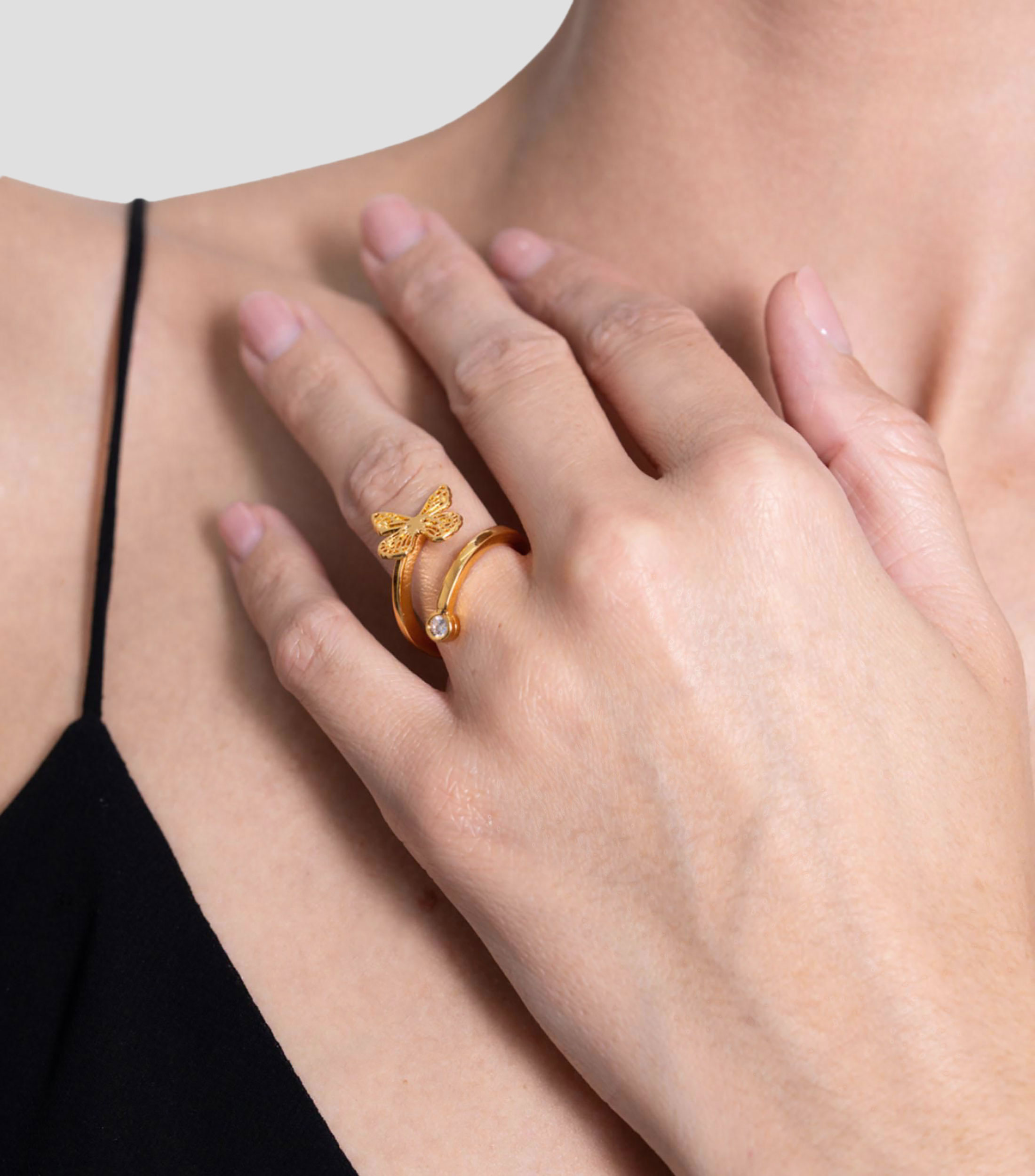 Anillo con figura de mariposa monarca y circonia Mujer