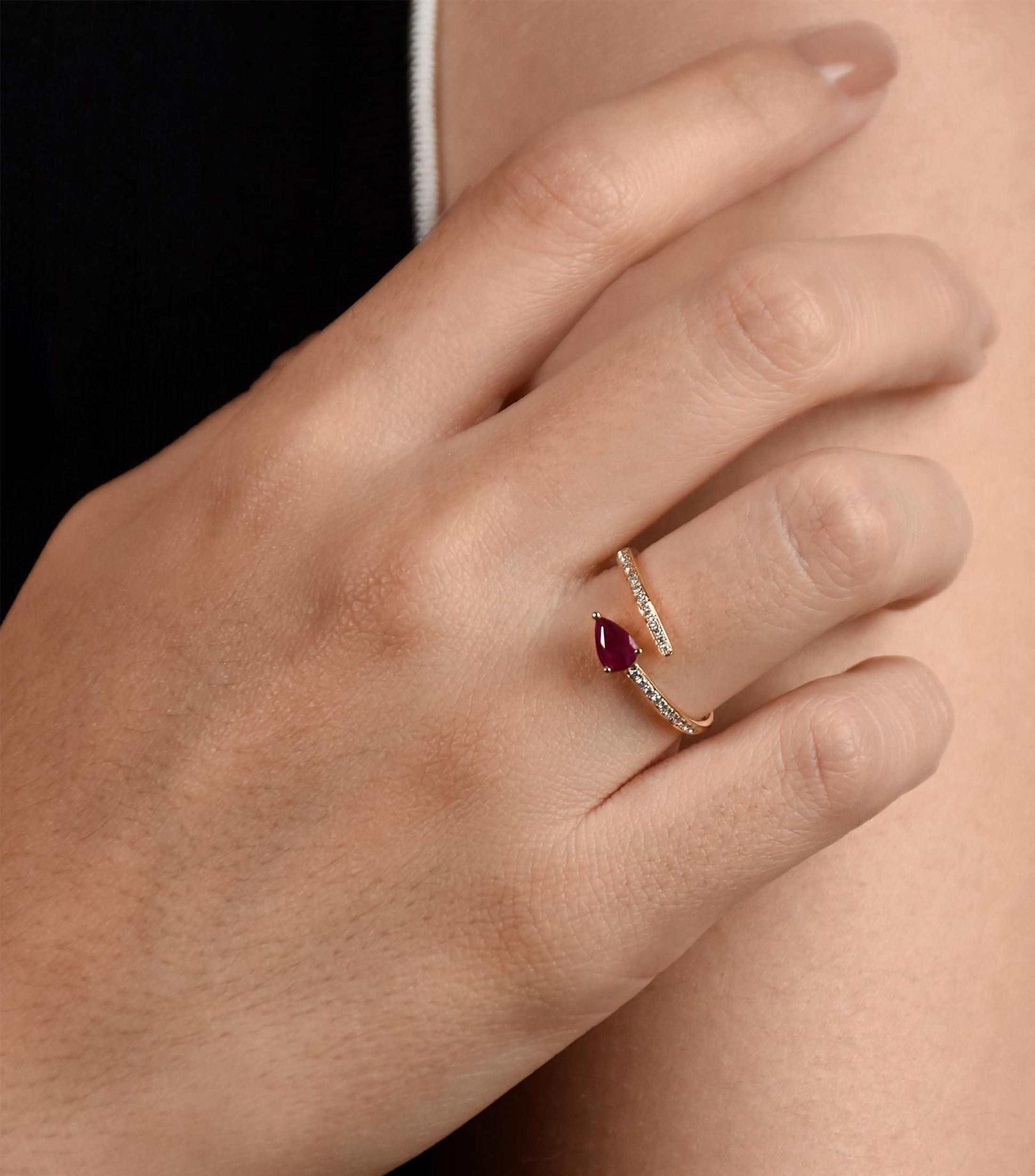 Anillo abierto en Oro amarillo de 14 kilates con rubí corte pera y diamantes naturales Mujer