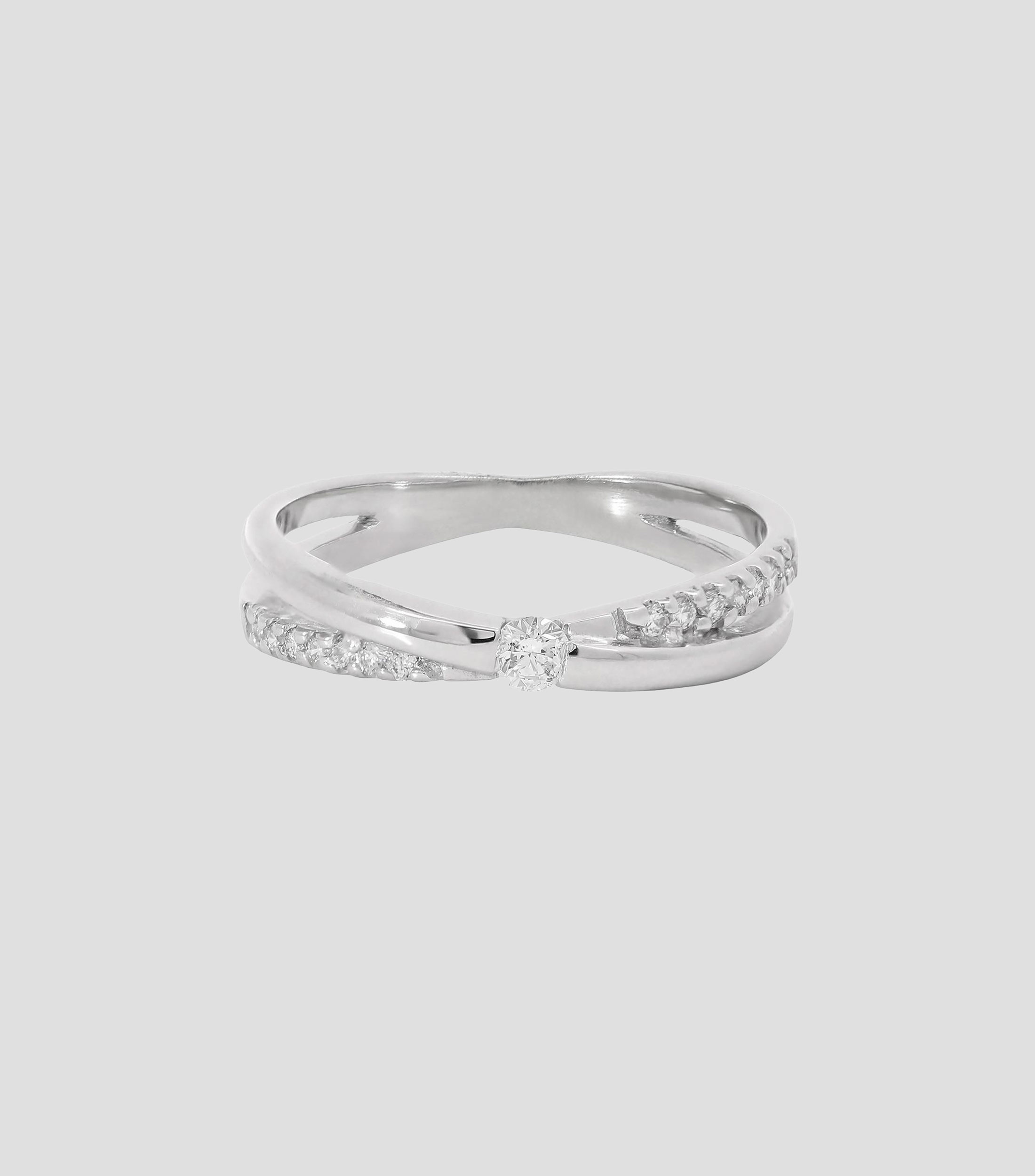 Anillo solitario en oro blanco de 14 kilates con diamantes