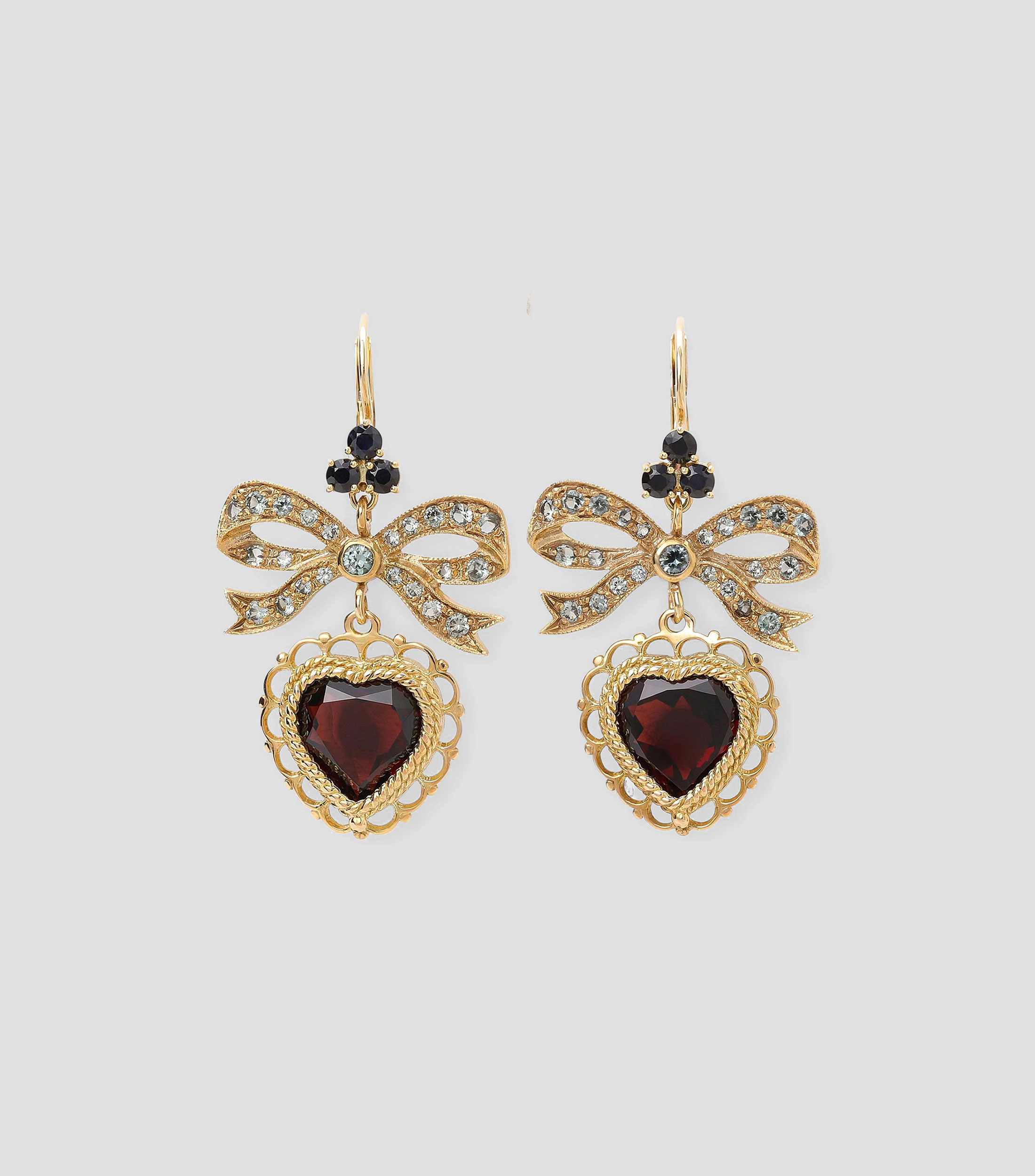 Aretes en Oro de 18 Kilates con forma de moño e incrustaciones y rodolita en forma de corazón Devotion Mujer