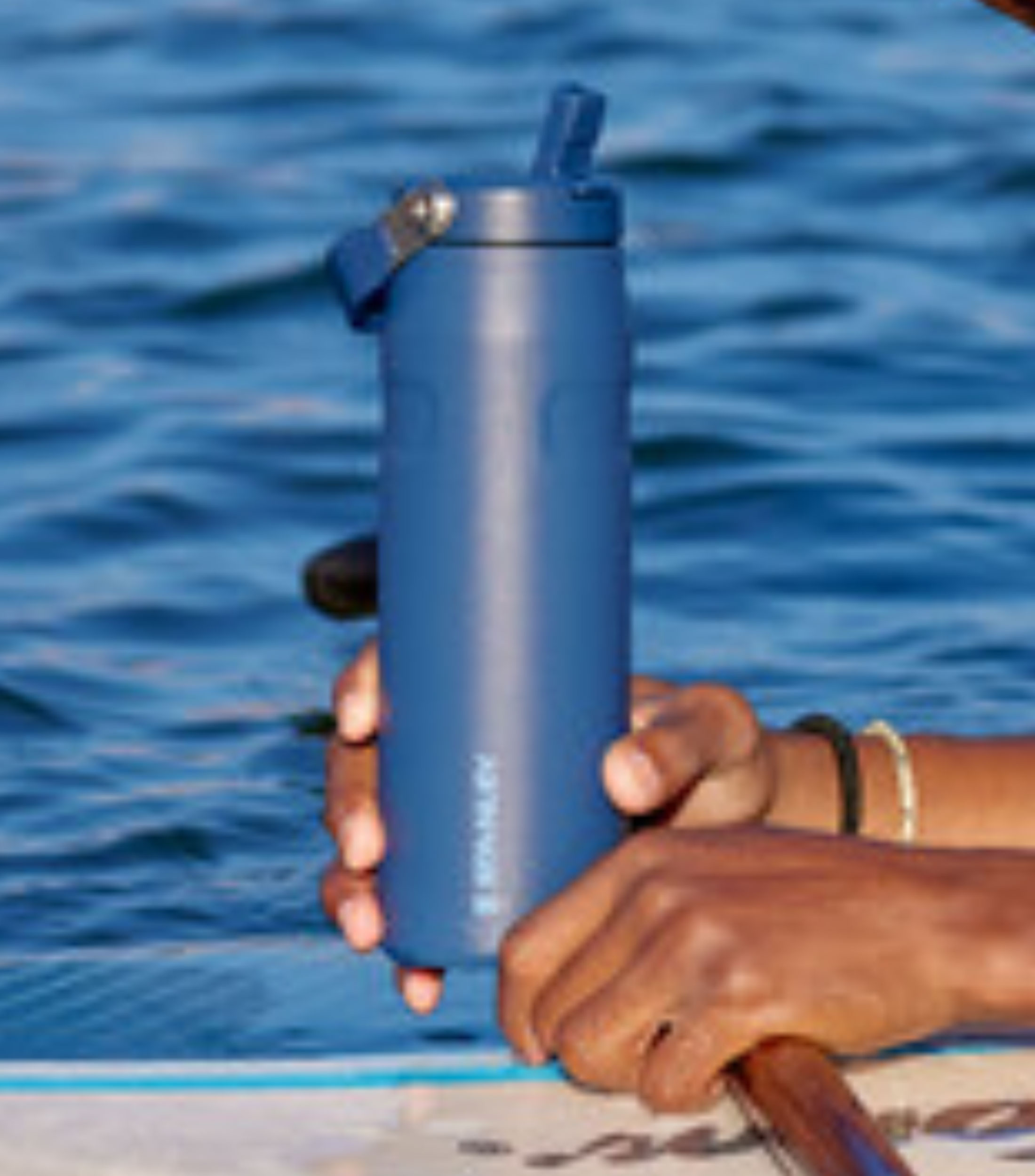 Botella Stanley Aerolight Flip Straw Navy en acero inoxidable, 709 ml