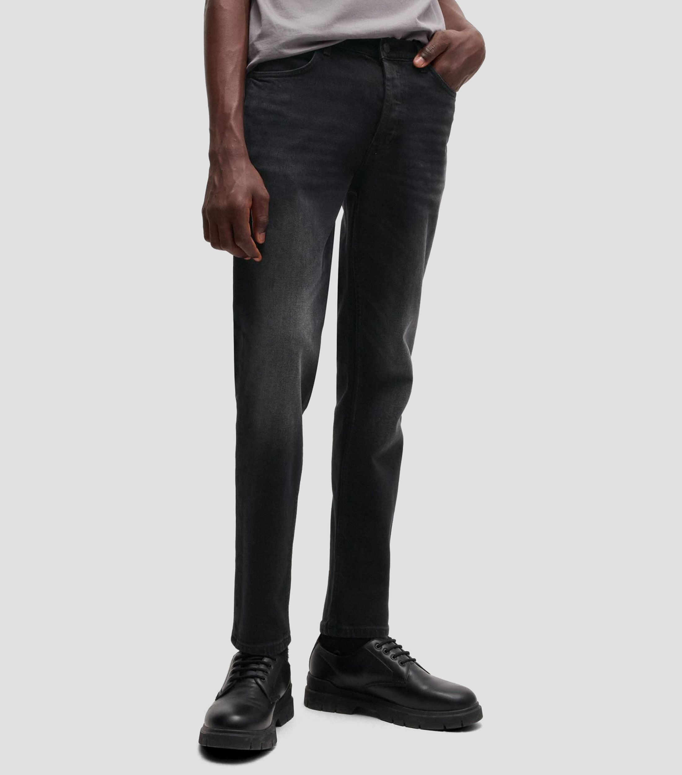Vaqueros tapered fit en denim elástico negro intenso Hombre