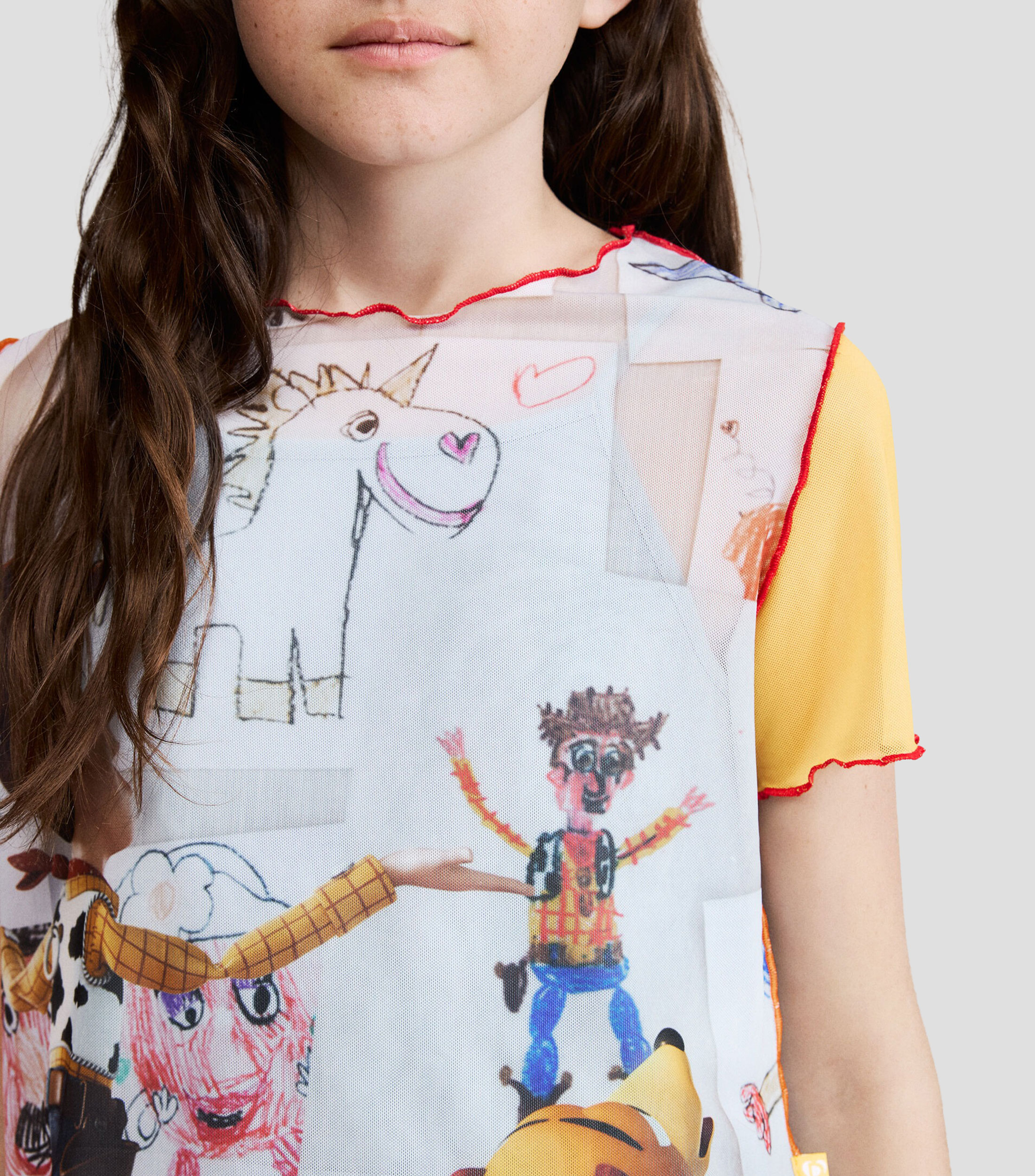 Playera cuello redondo manga corta con estampado Niña