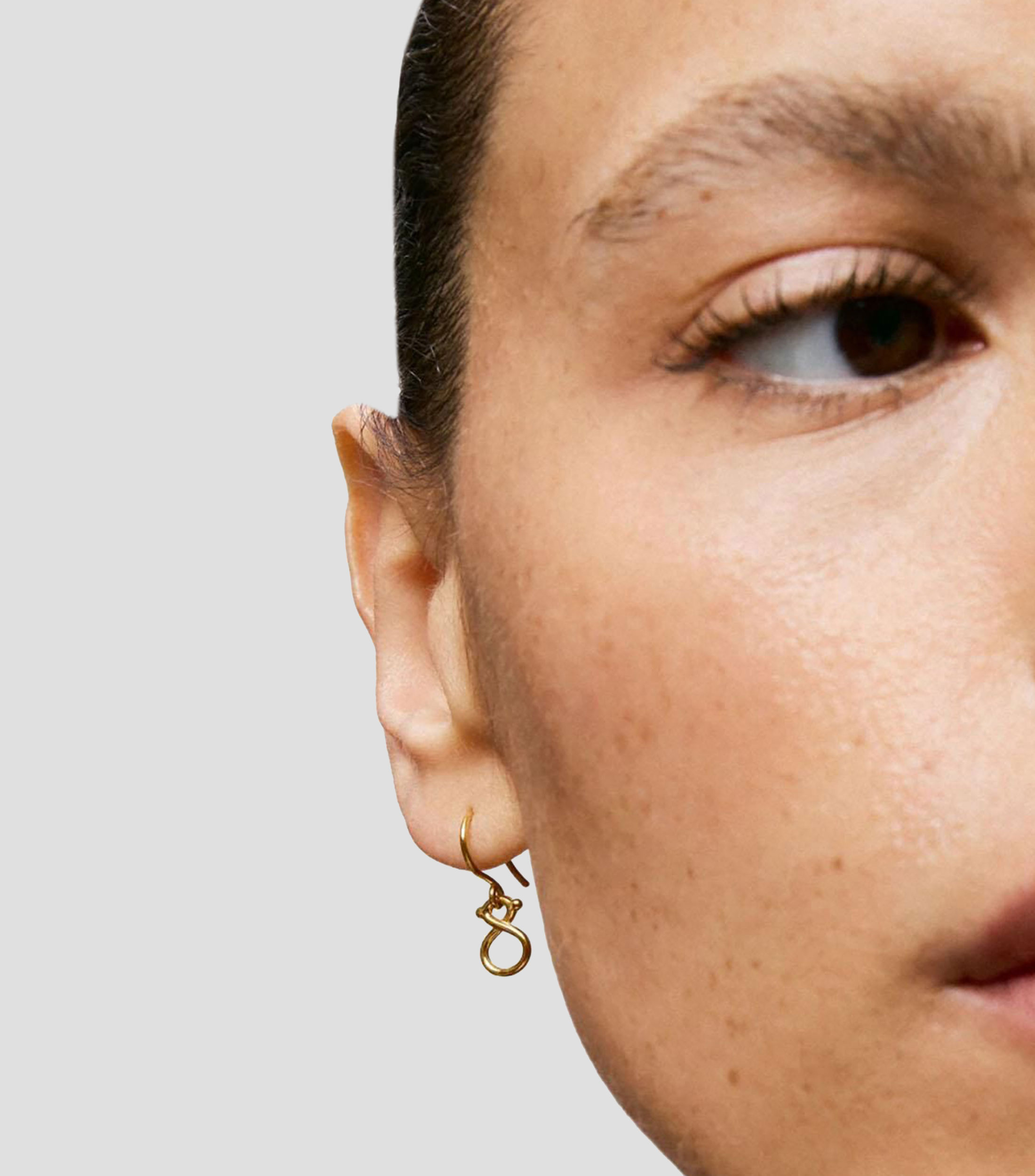 Aretes en Oro amarillo de 9 Kilates Infinity Mujer