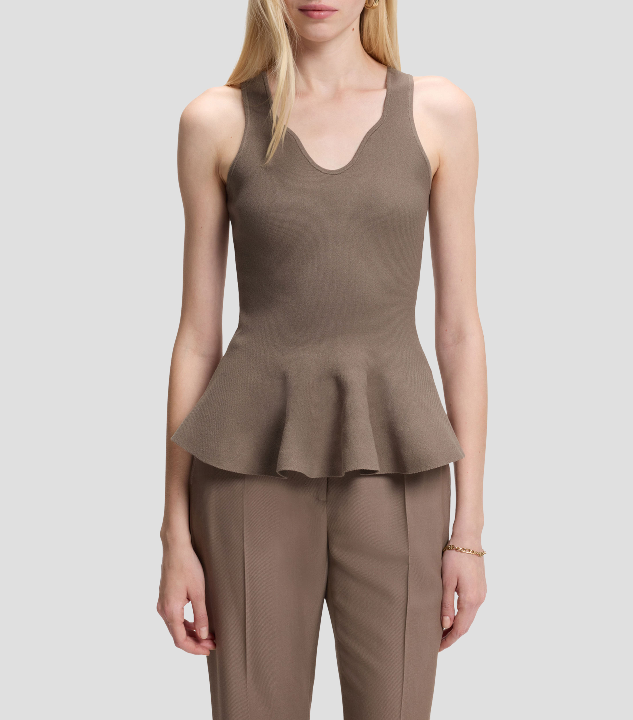 Blusa con detalle llamativo en el escote Mujer