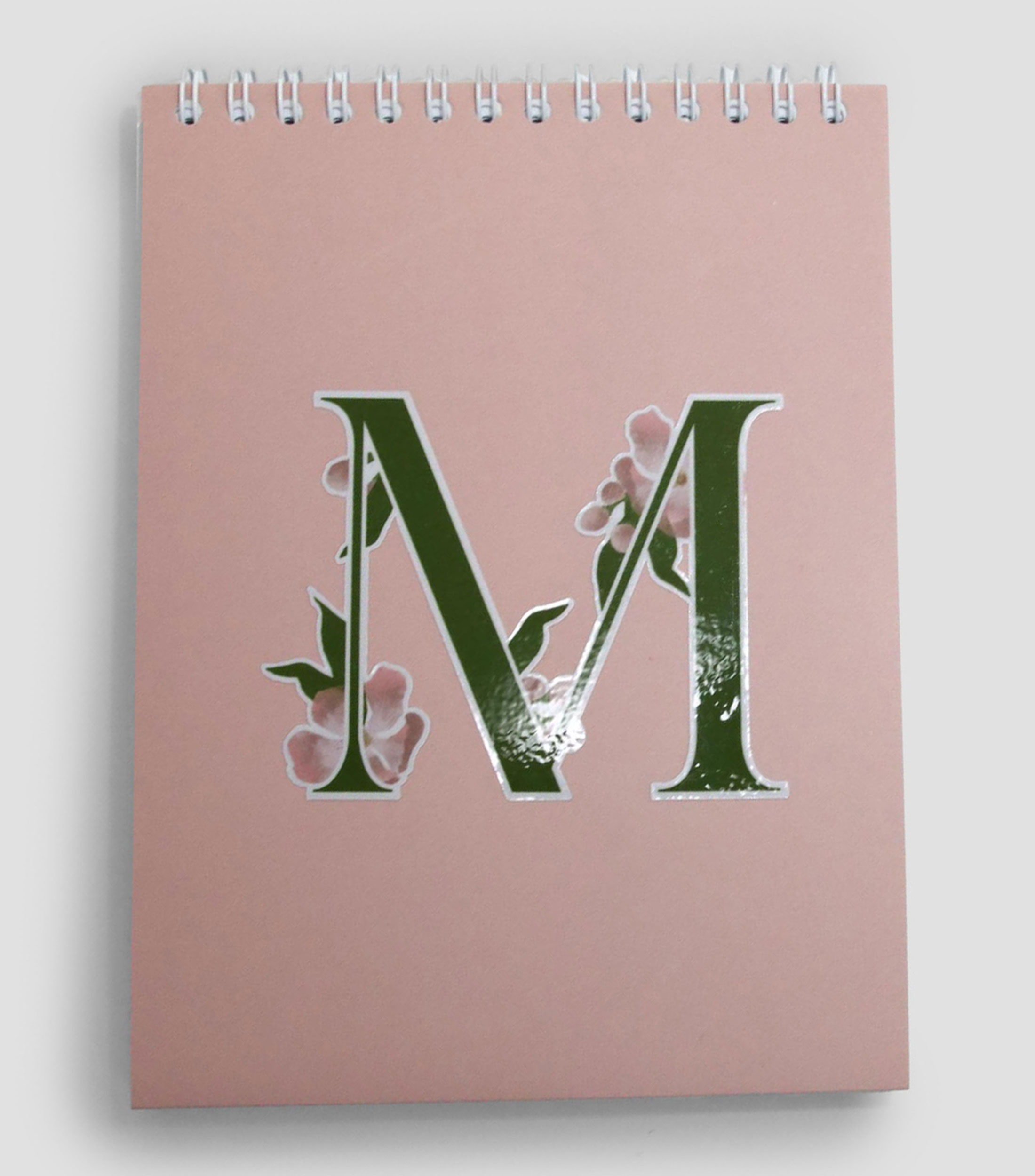 Libreta mediana inicial "M", hojas raya