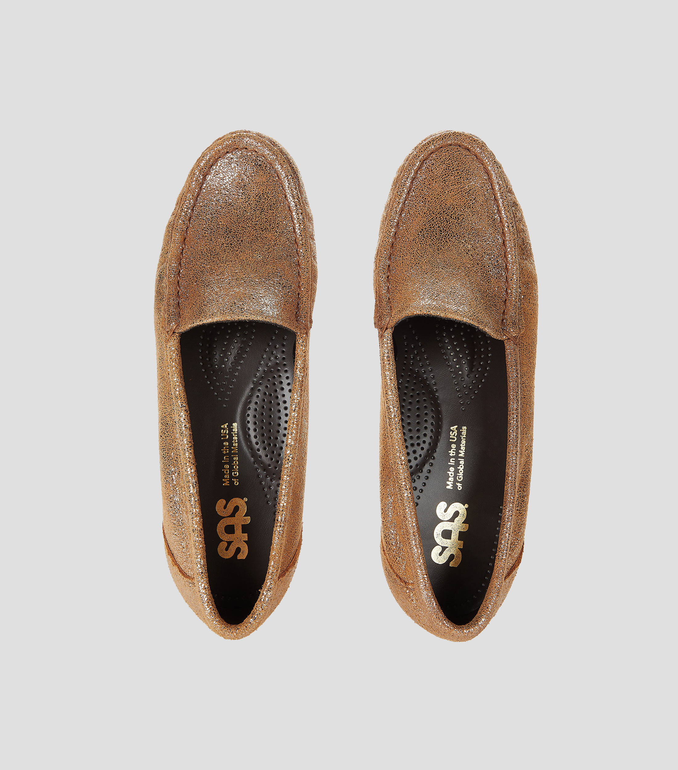 Mocasín horma amplia piel suave. Terminado de brillos color dorado Mujer