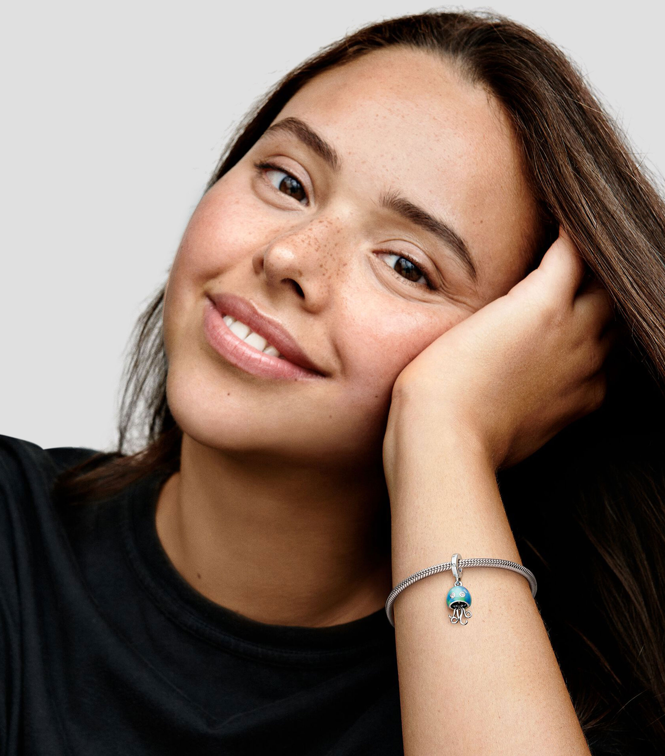 Charm Medusa que Cambia de Color en plata Pandora Moments Mujer
