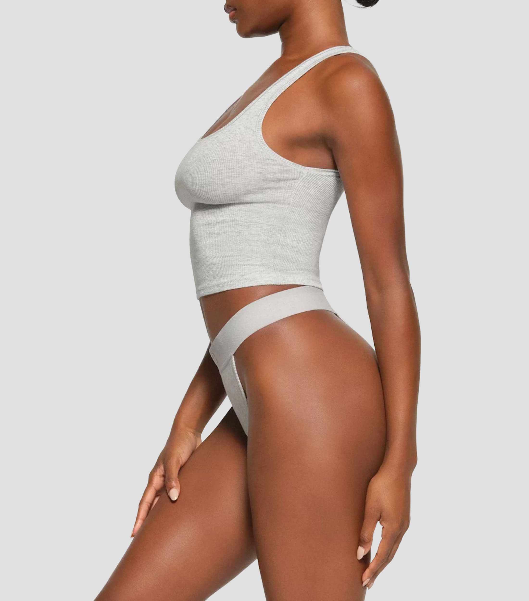 Playera cuello redondo sin mangas lisa Mujer