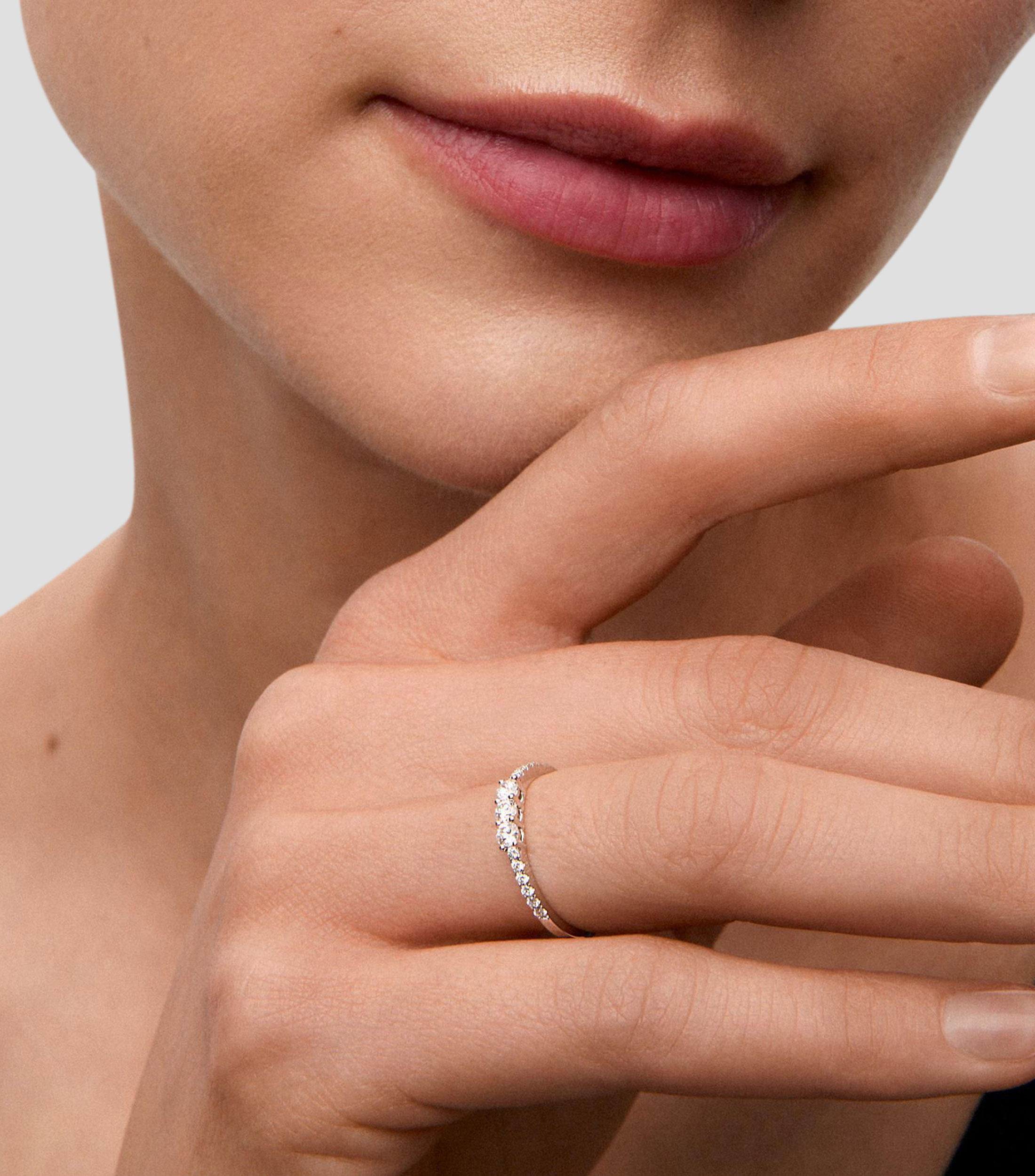 Anillo tresillo en Oro blanco de 18 Kilates con 3 diamantes centrales en talla brillante Mujer