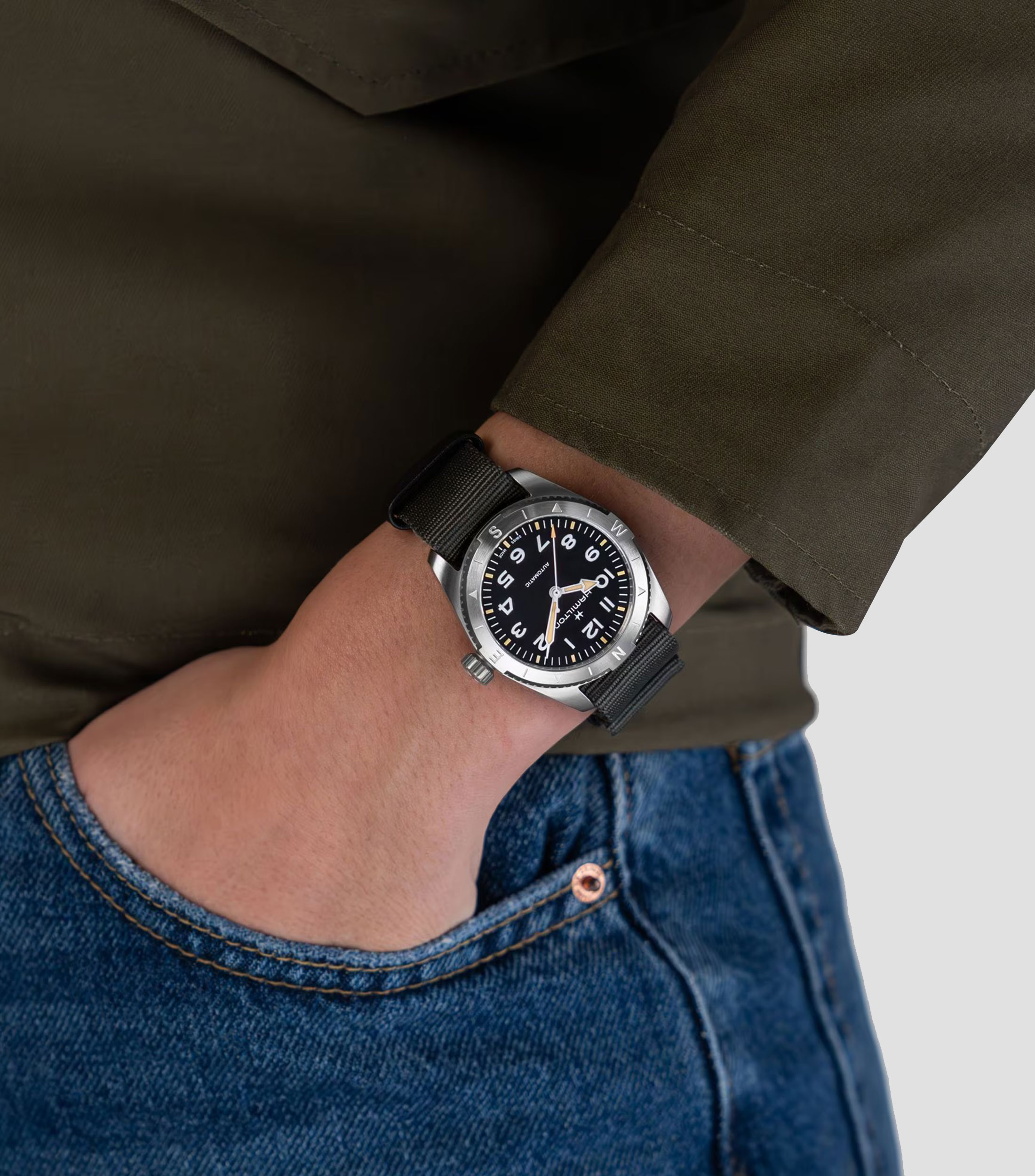 Reloj Unisex Khaki Field casual plateado, negro