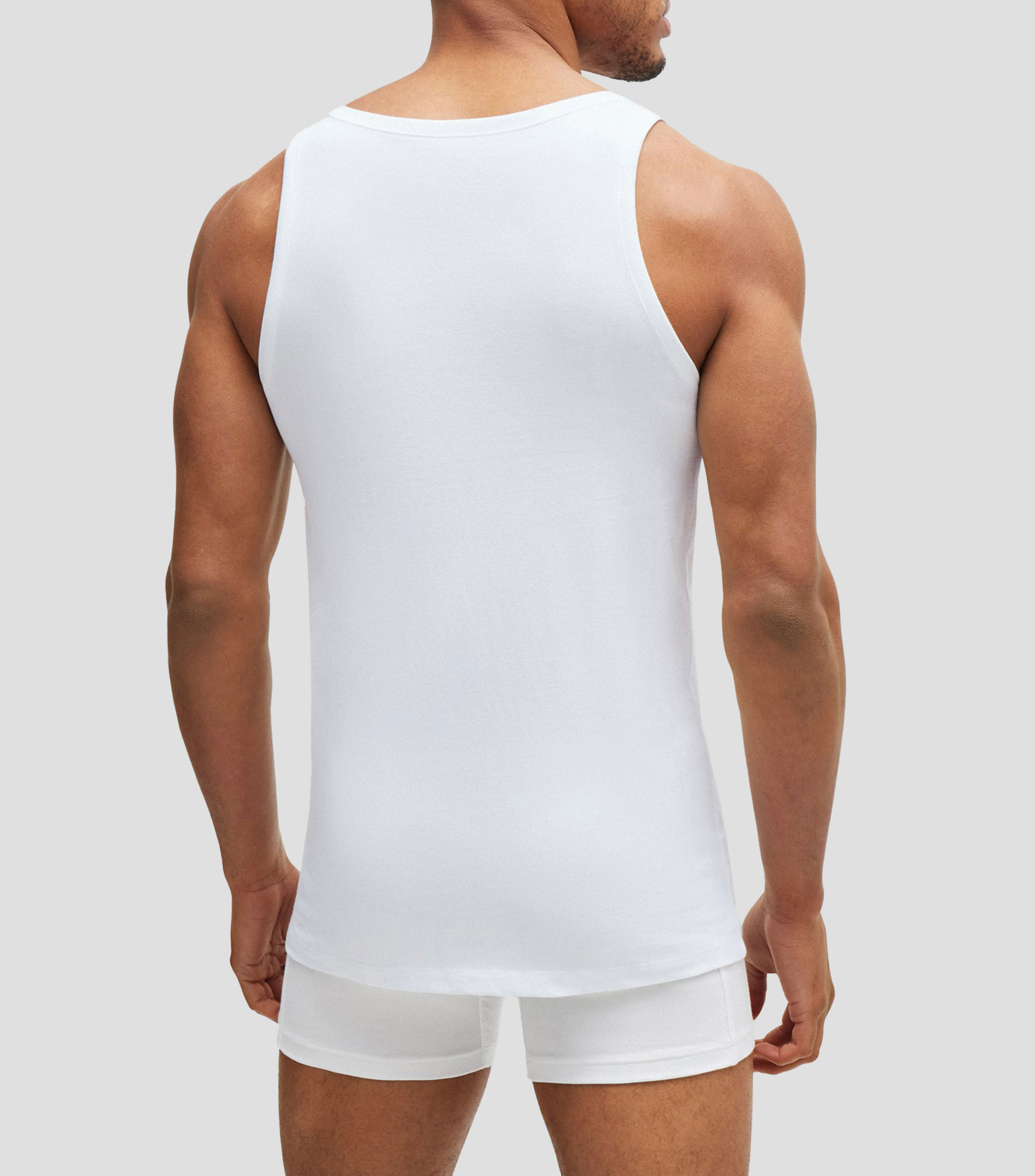 Paquete de tres playeras interiores de algodón con logos bordados Hombre