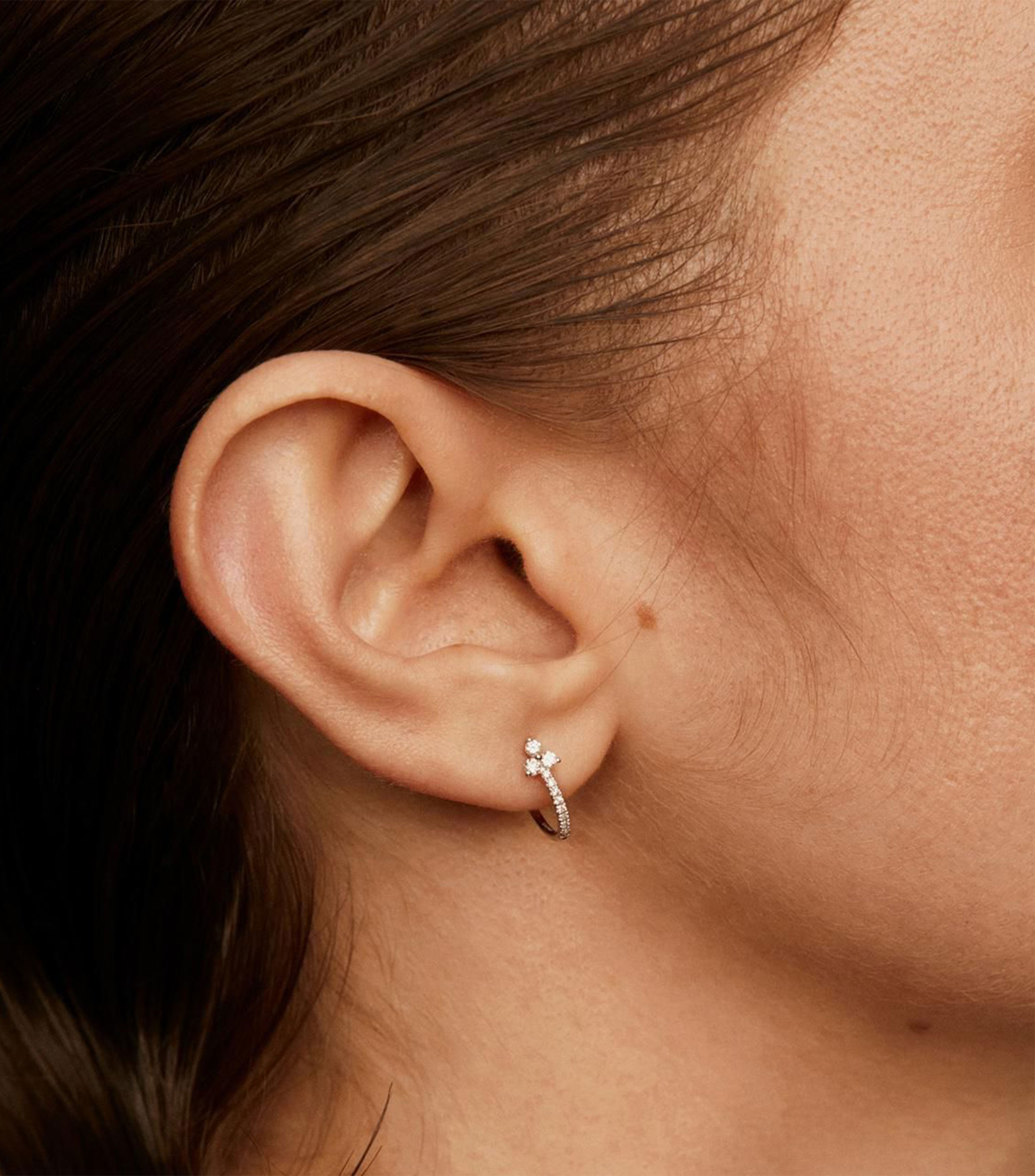 Arete de aro en oro blanco de 18 kilates con diamantes Dahia Mujer