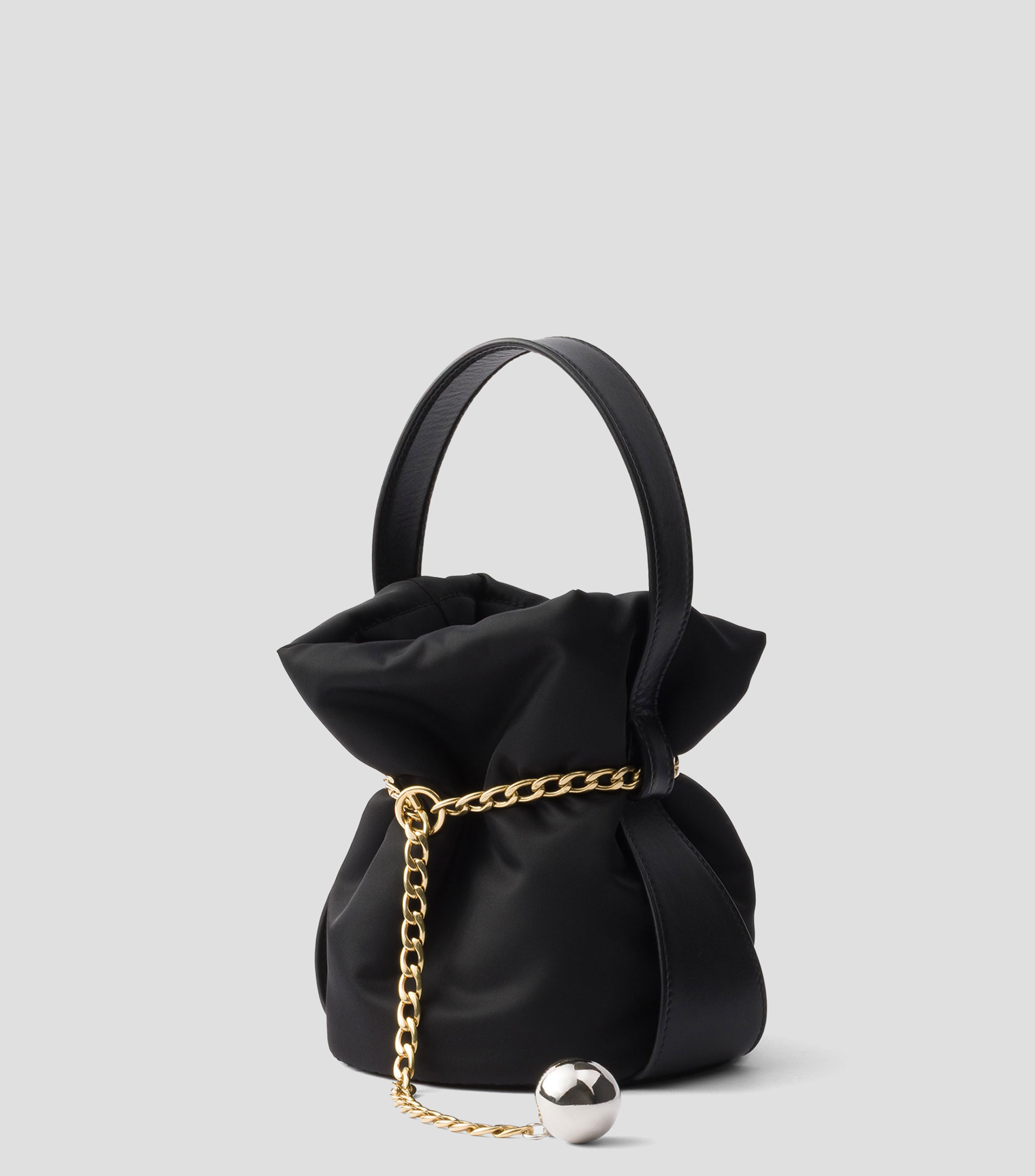 Minibolsa saco Petit Sac Noir de Re-Nylon y napa Mujer