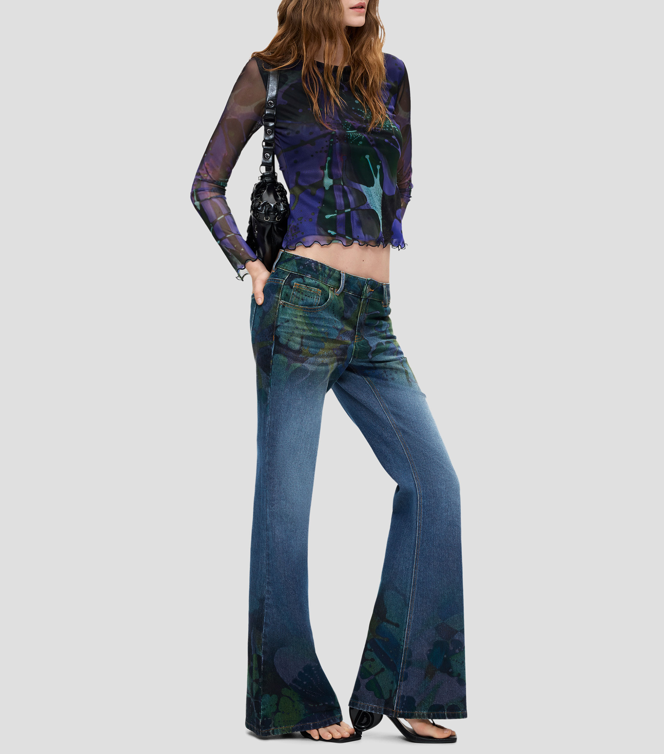 Jeans de corte flared para mujer