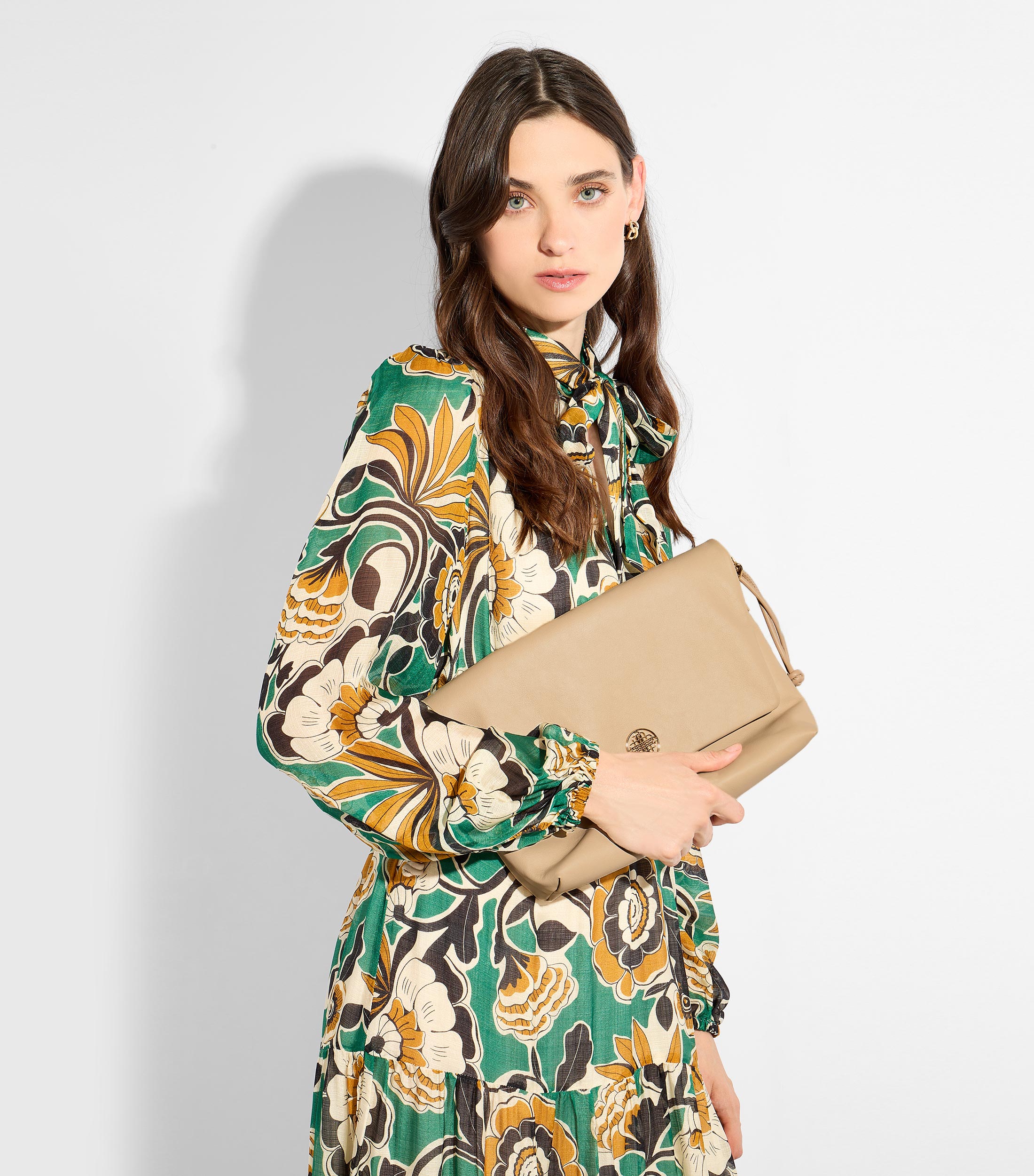 Bolsa crossbody en piel lisa con detalle texturizado Mujer