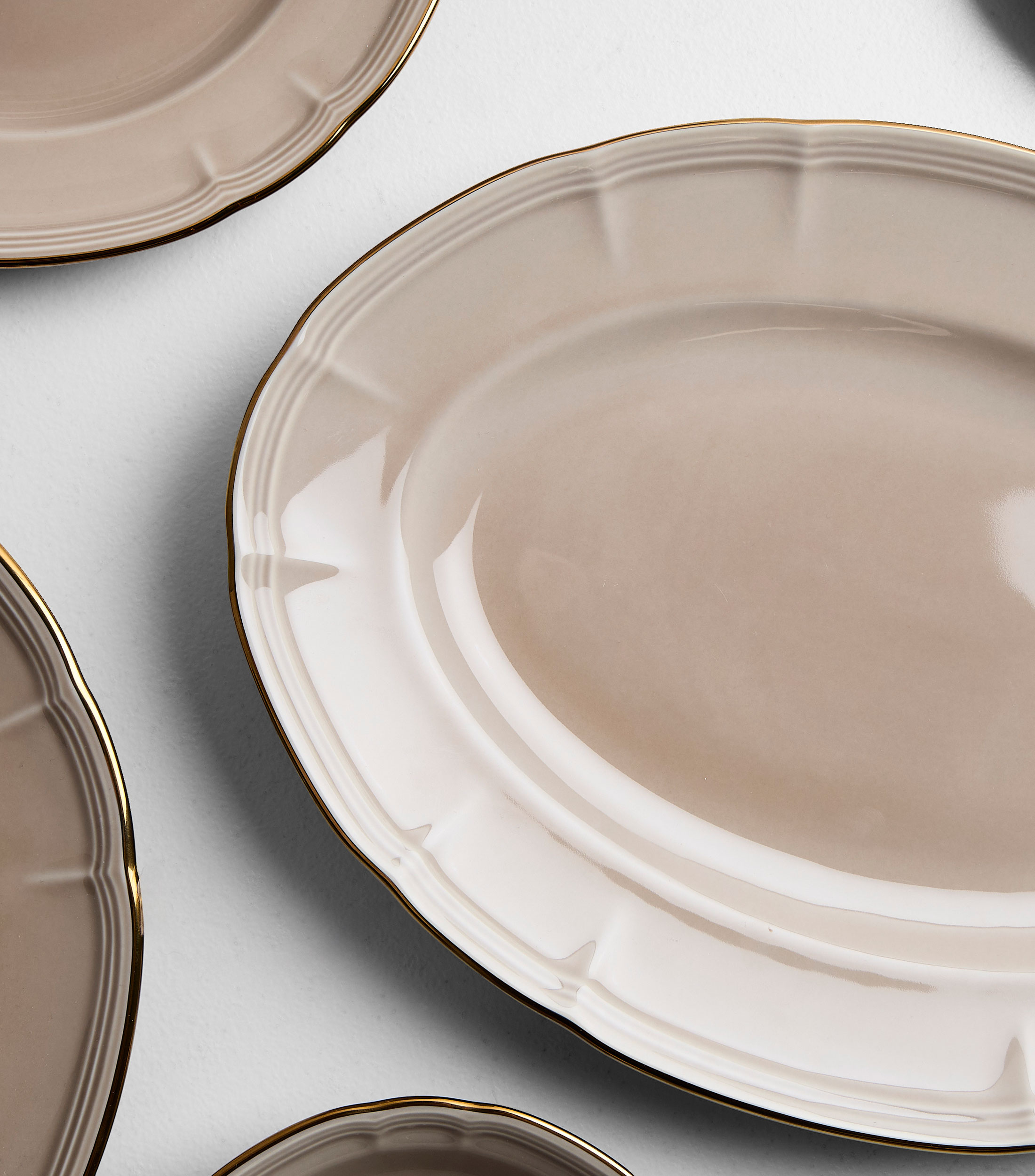 Platón ovalado taupe en porcelana