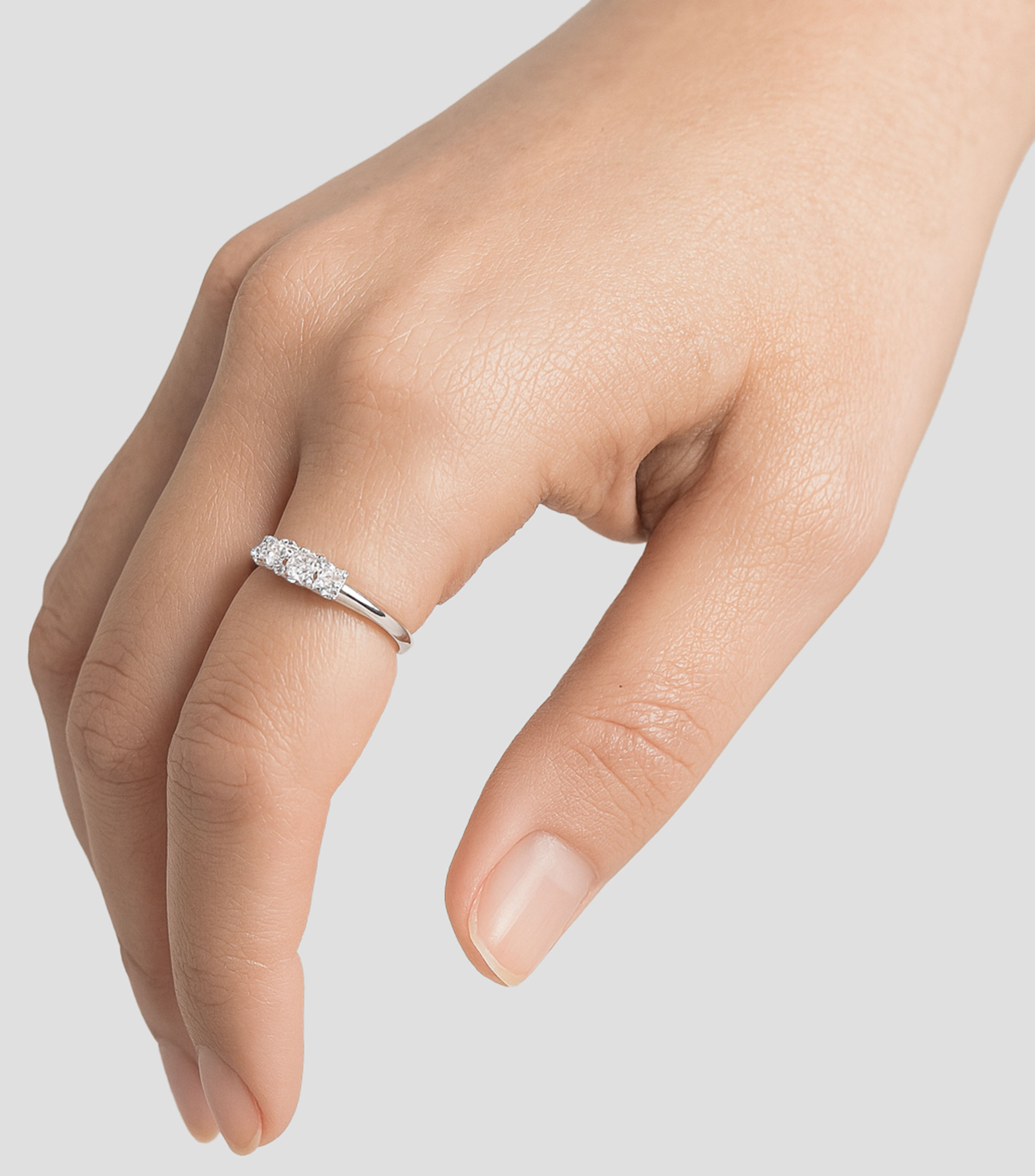 Anillo en oro blanco 18 Kilates con diamantes cinquillo Mujer