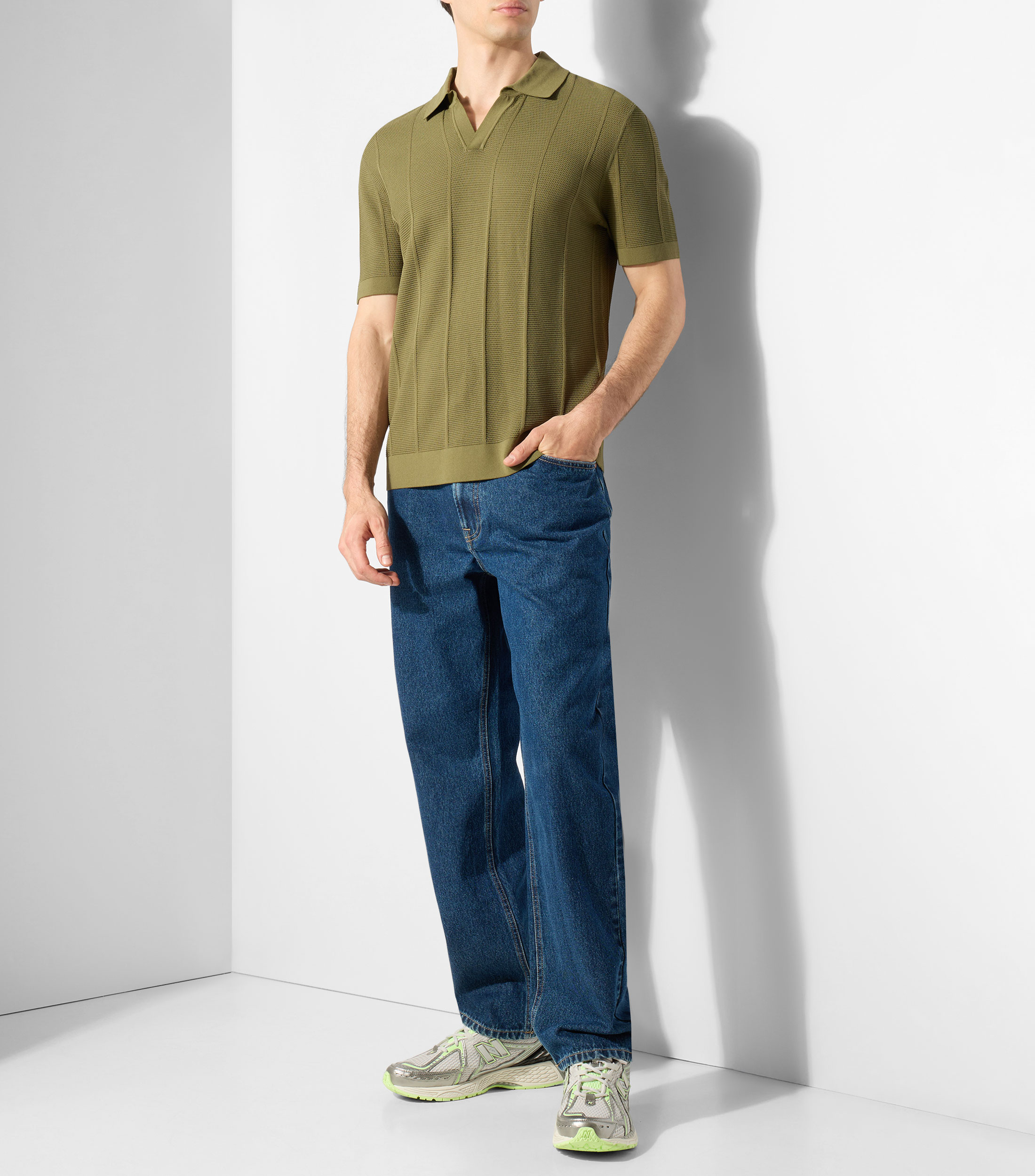 Playera tipo polo con manga corta y líneas Hombre