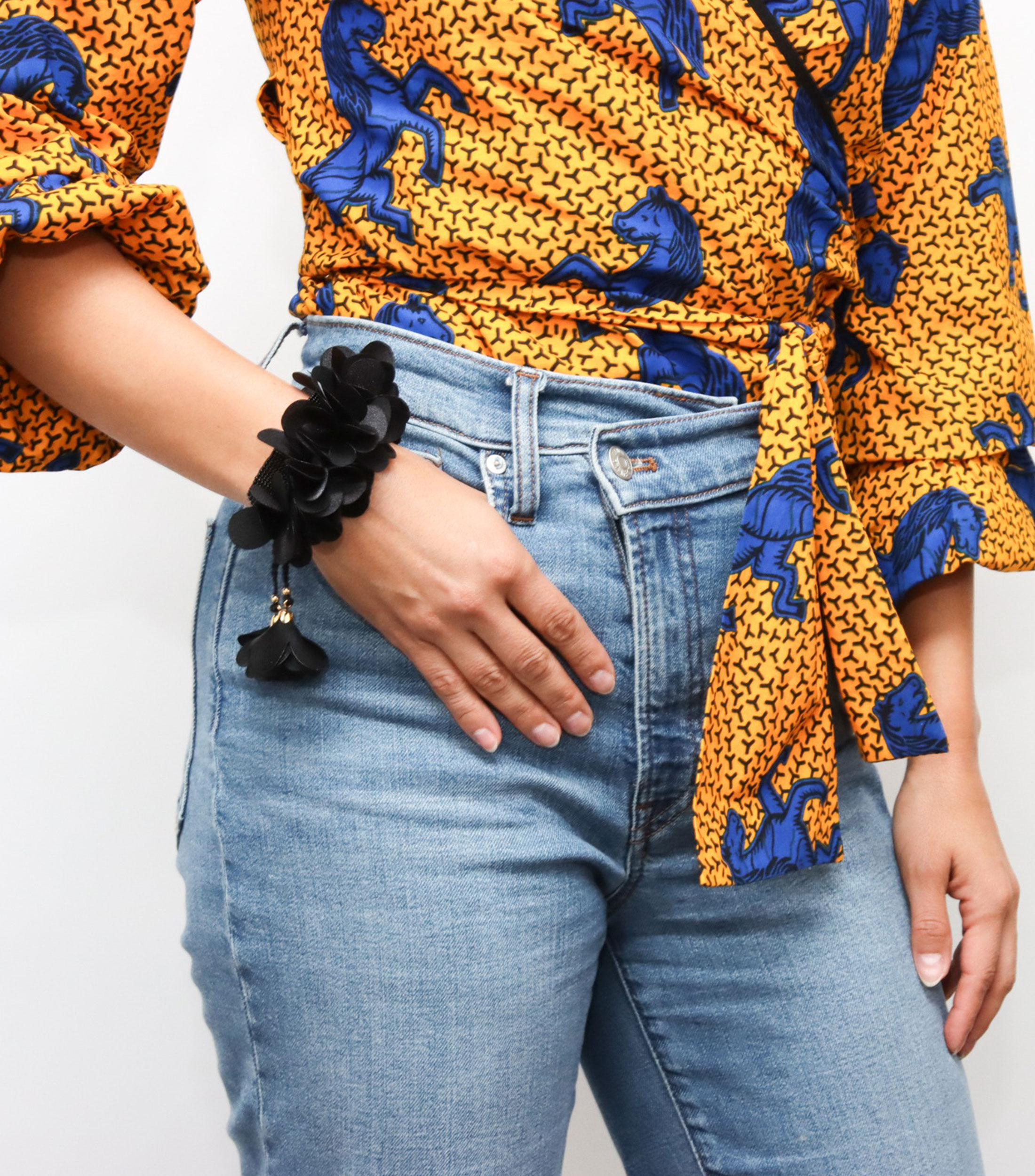 Pulsera ajustable negra con flores Mujer