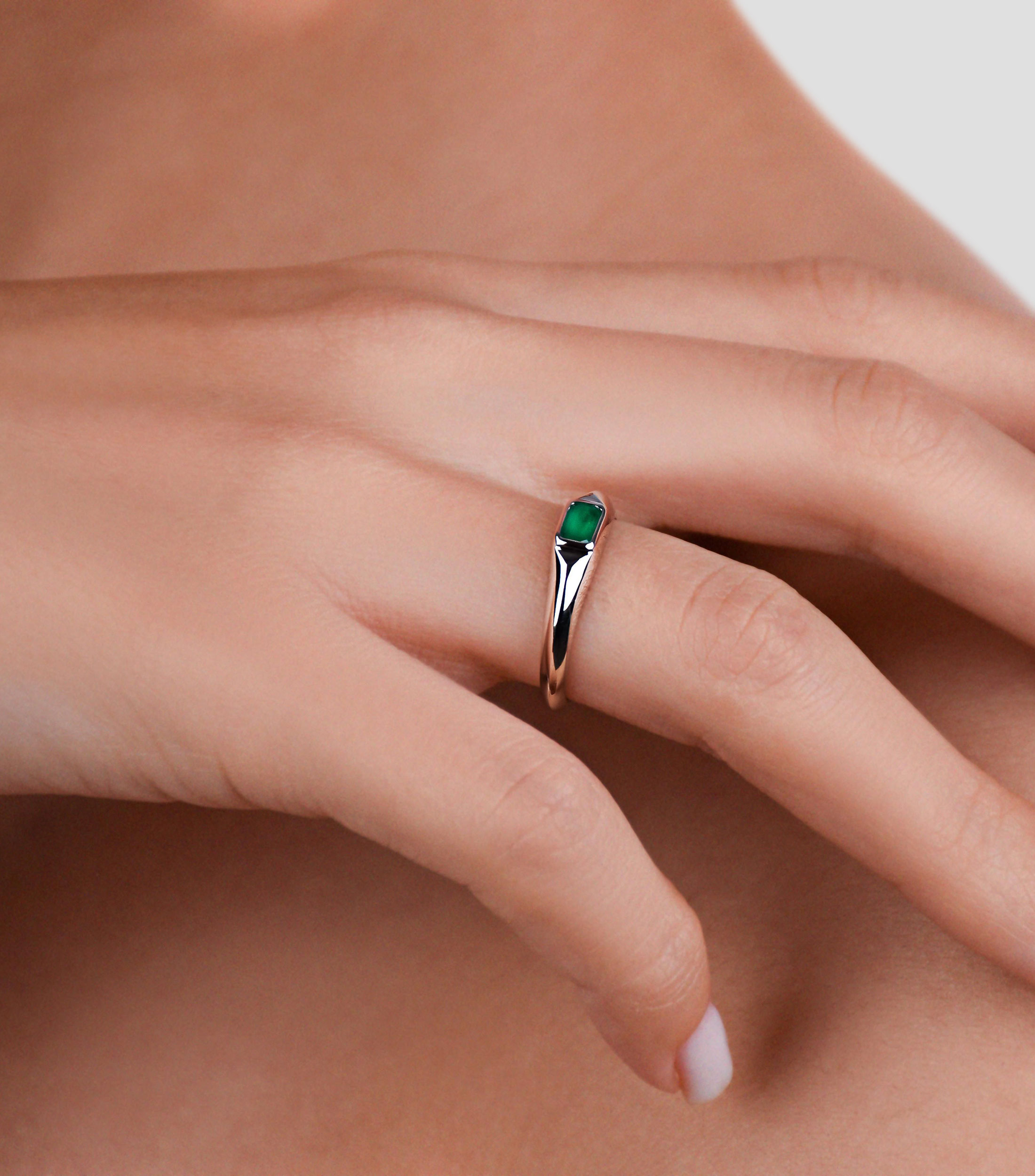 Anillo en Oro blanco de 18 Kilates con esmeralda Mujer