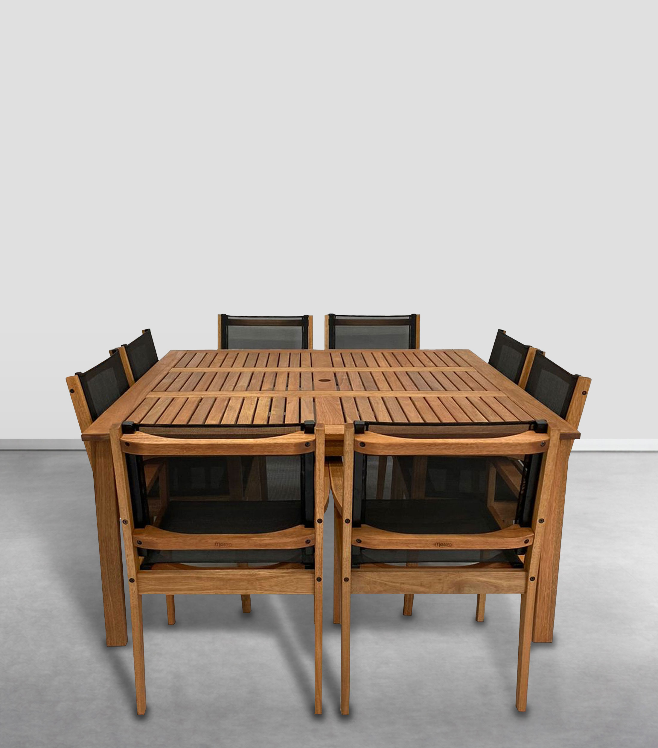 Comedor de exterior con 8 sillas Sevega en madera