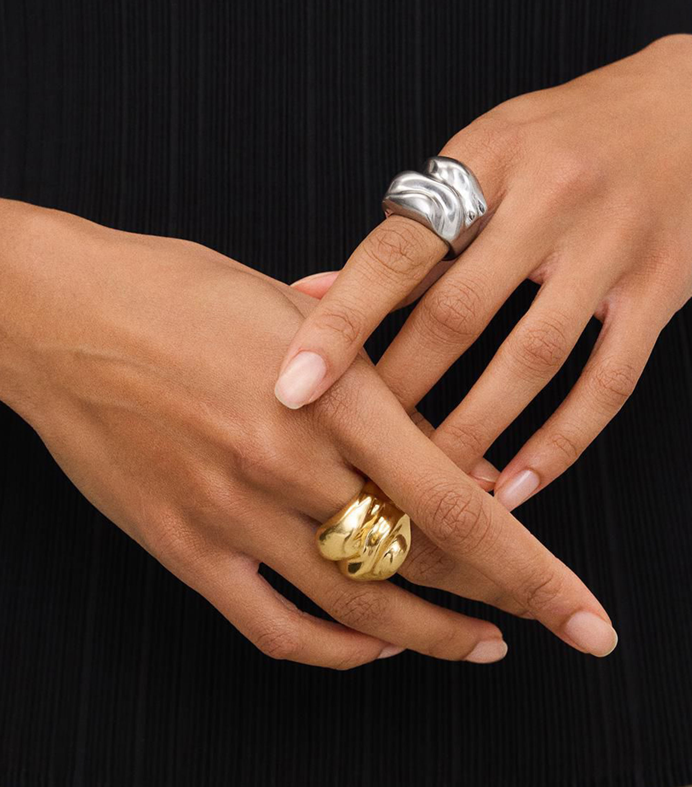Anillo con relieve Mujer