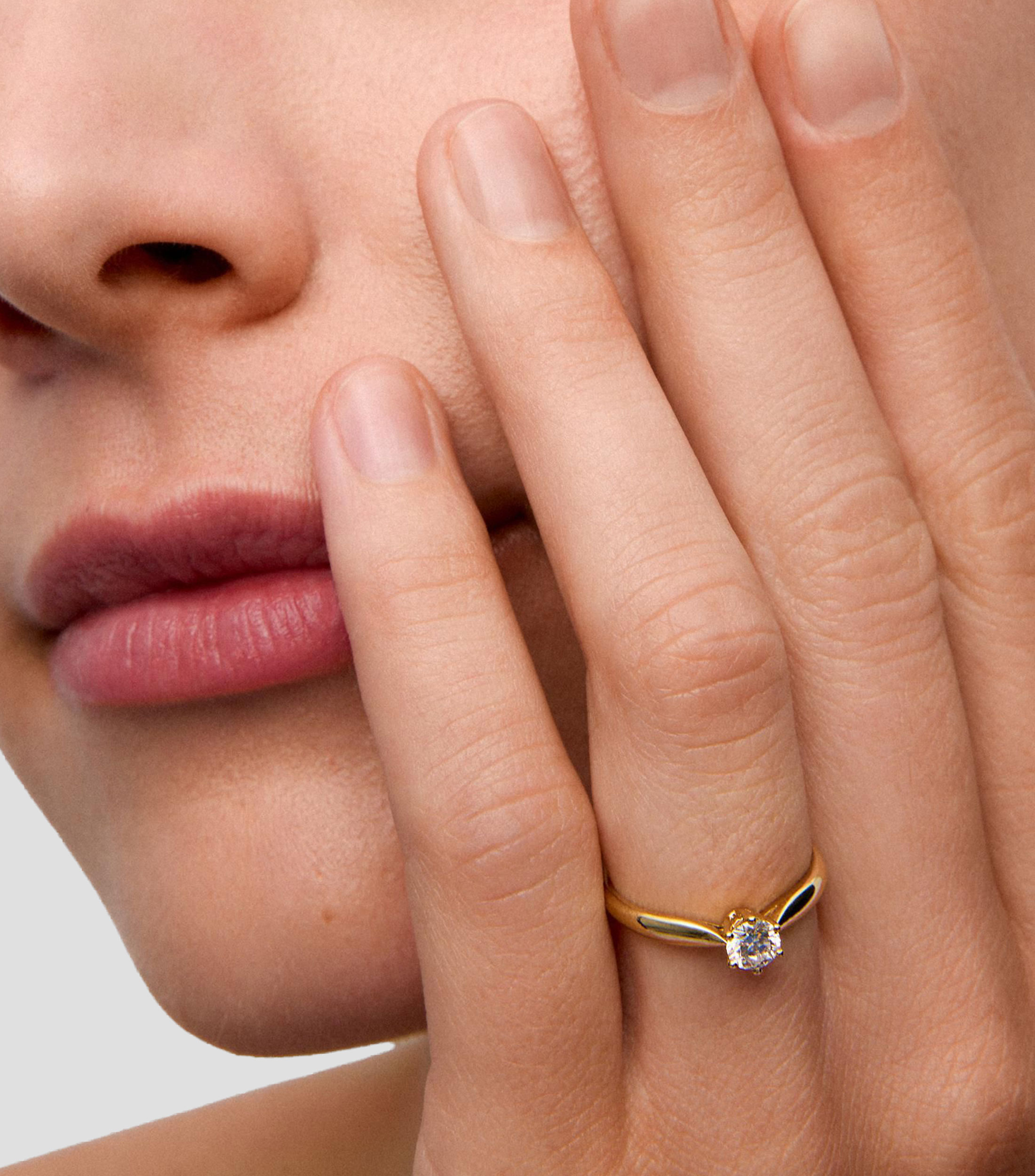 Anillo solitario en Oro amarillo de 18 Kilates con diamante Mujer