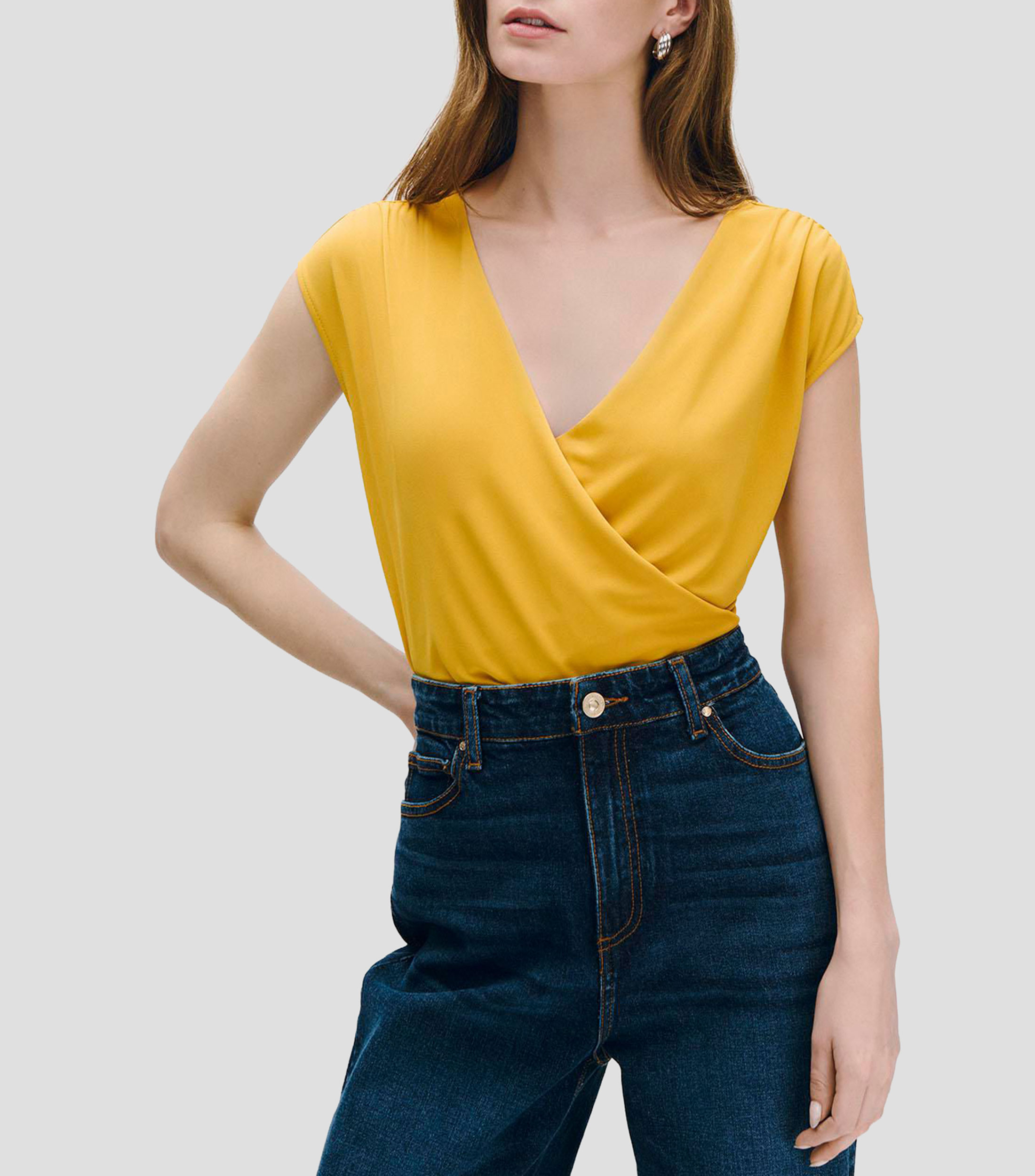 Blusa de punto envolvente mostaza con frunces Mujer