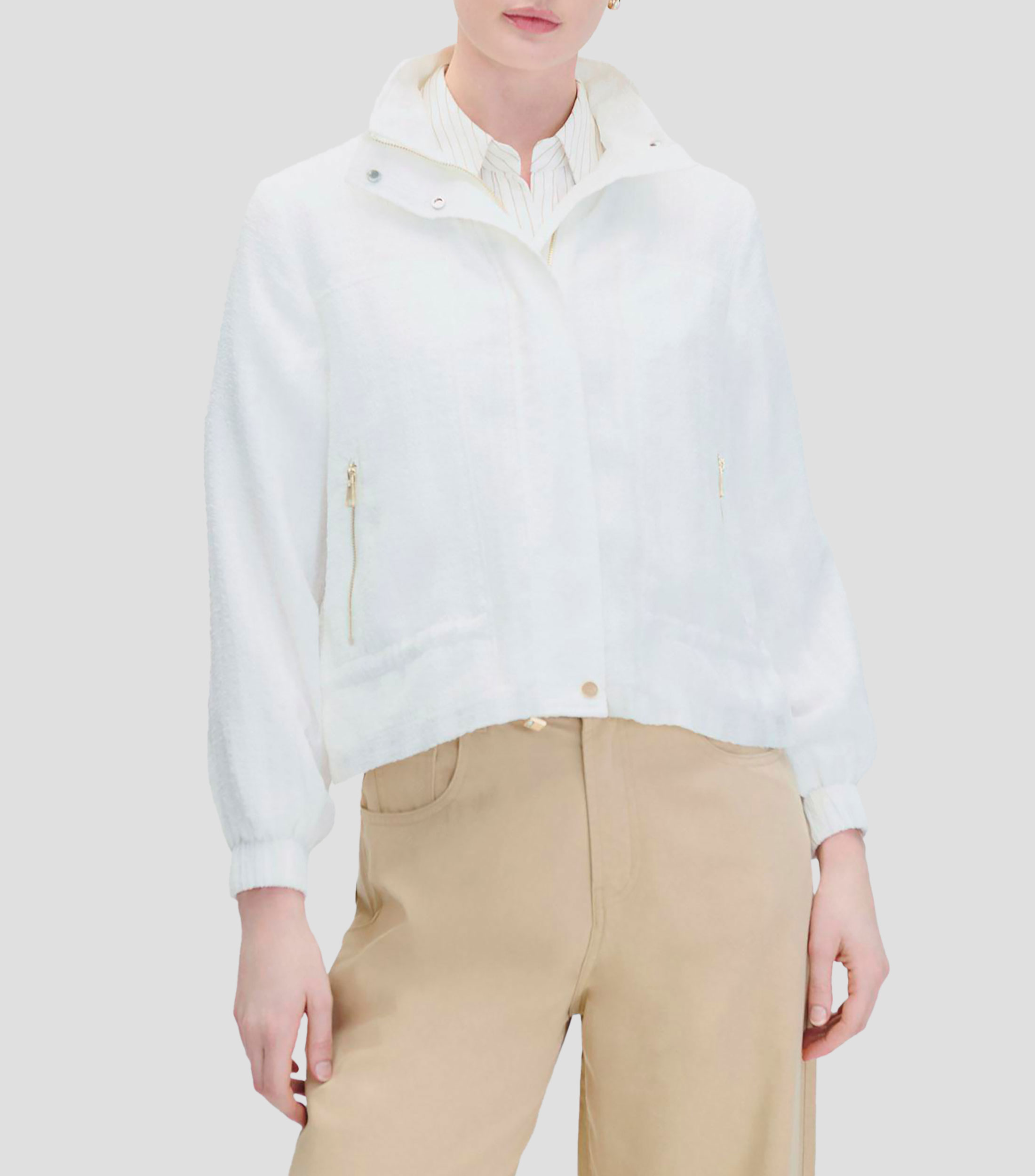 Parka Corta Blanca con Textura Doble Cuello Alto Mujer