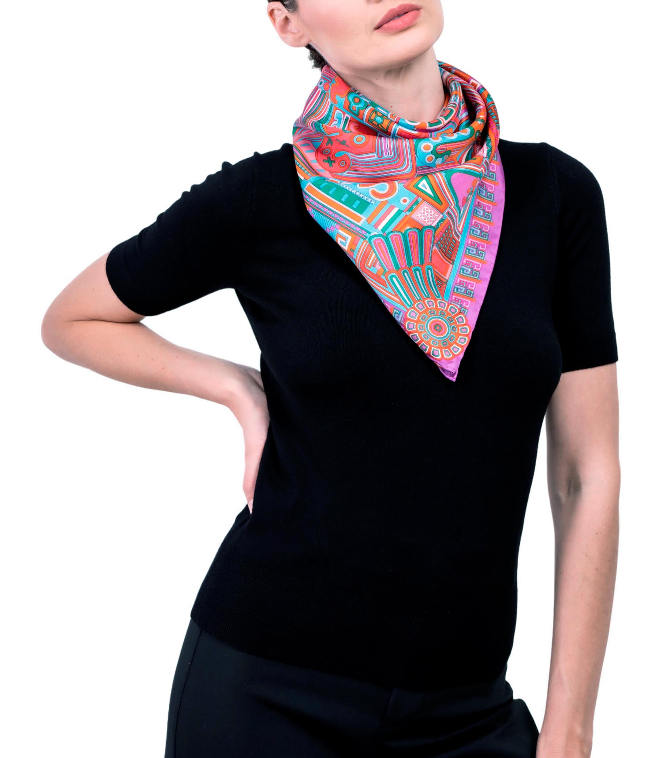 Mascada de seda lila con decorado prehispánico Mujer