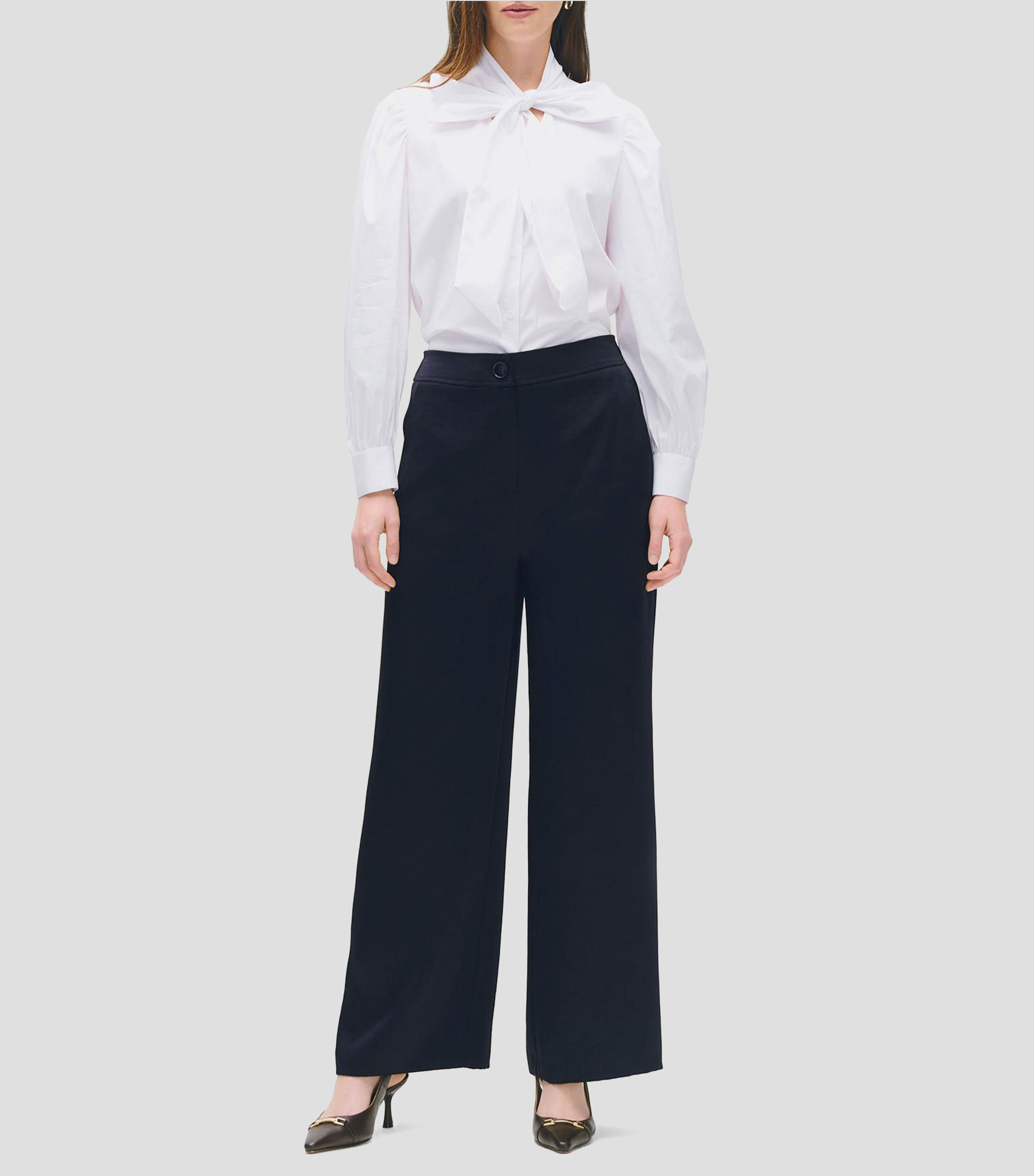 Blusa blanca camisera corbatín y frunces en manga Mujer