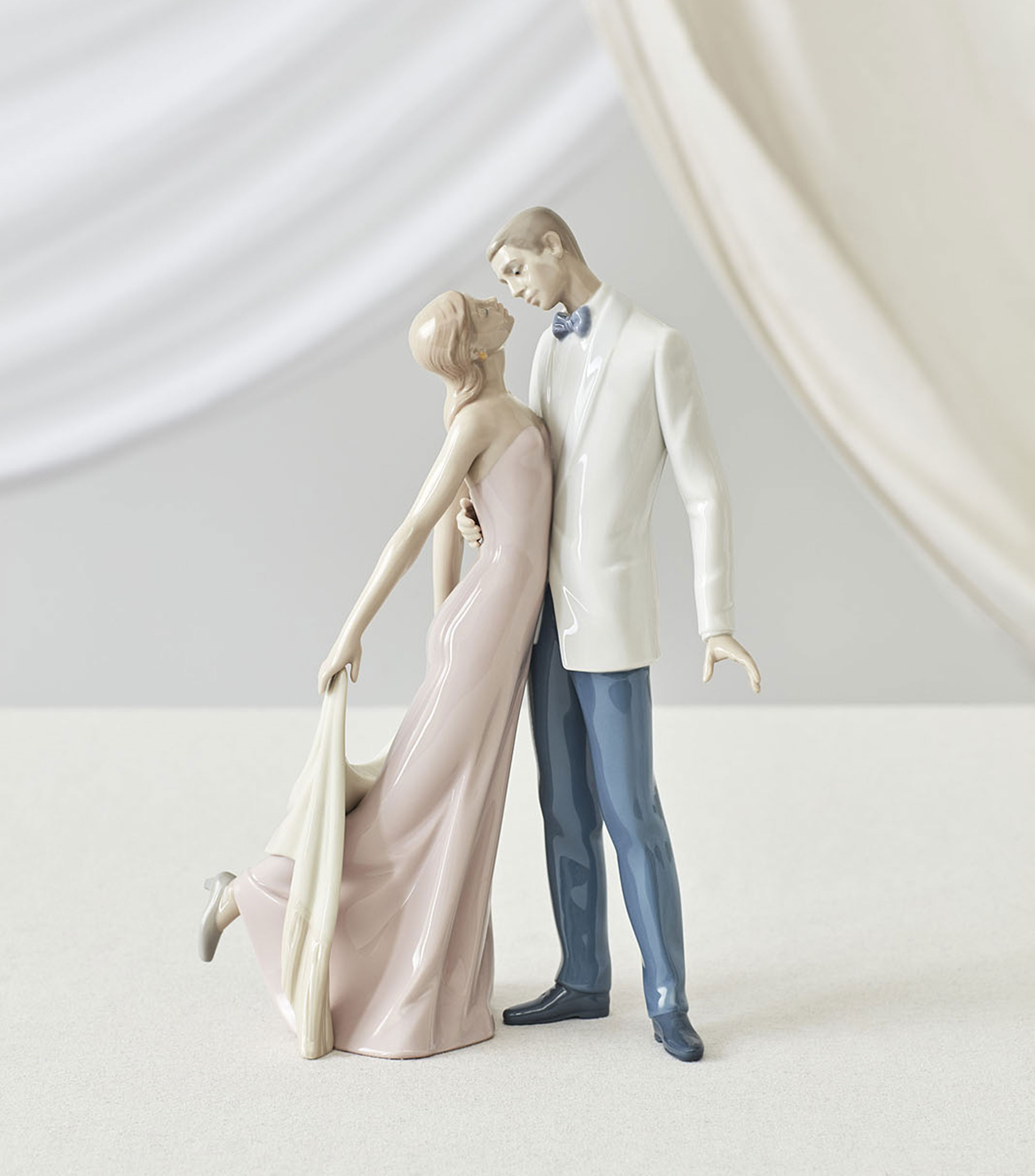 Figura decorativa Joven Pareja Feliz Aniversario en porcelana