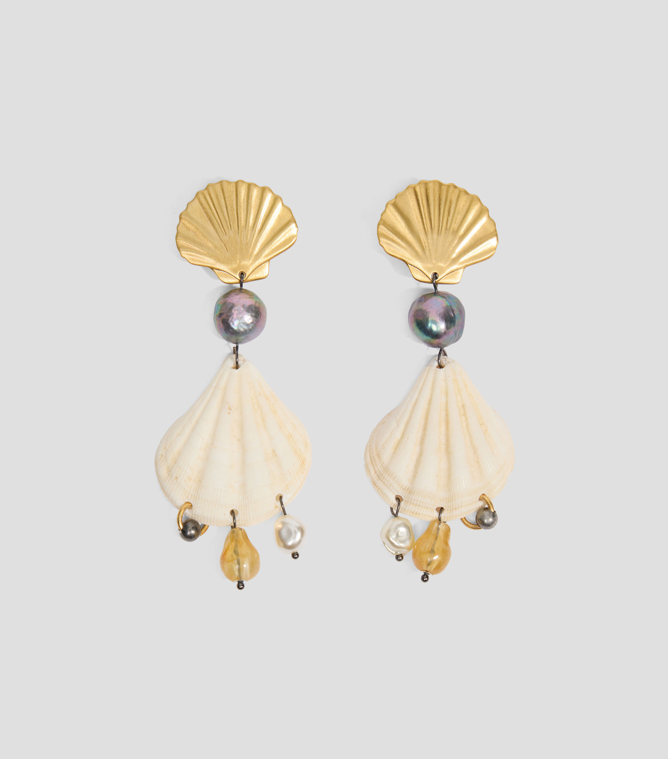 Aretes conchas naturales y metal dorado envejecido Mujer