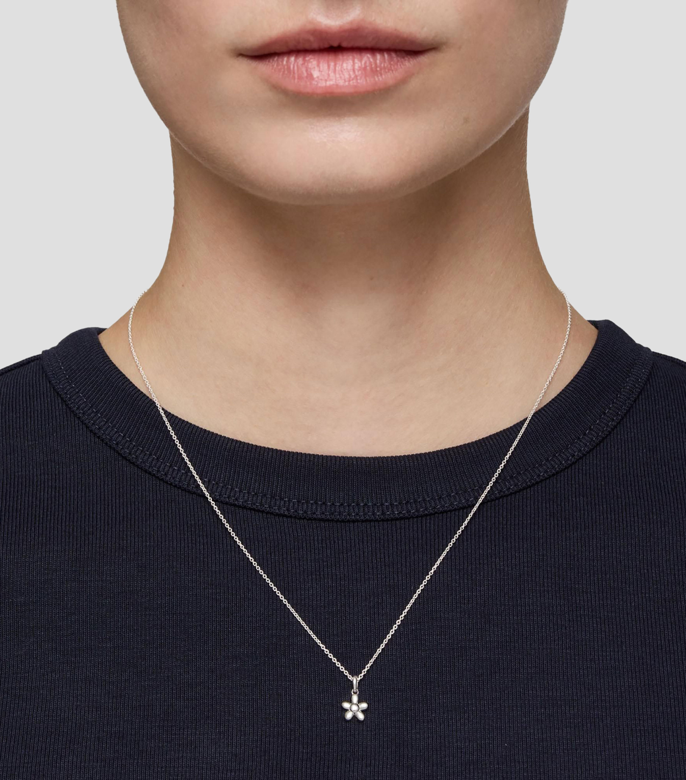 Collar corto en plata de primera ley flor Motivos Mujer