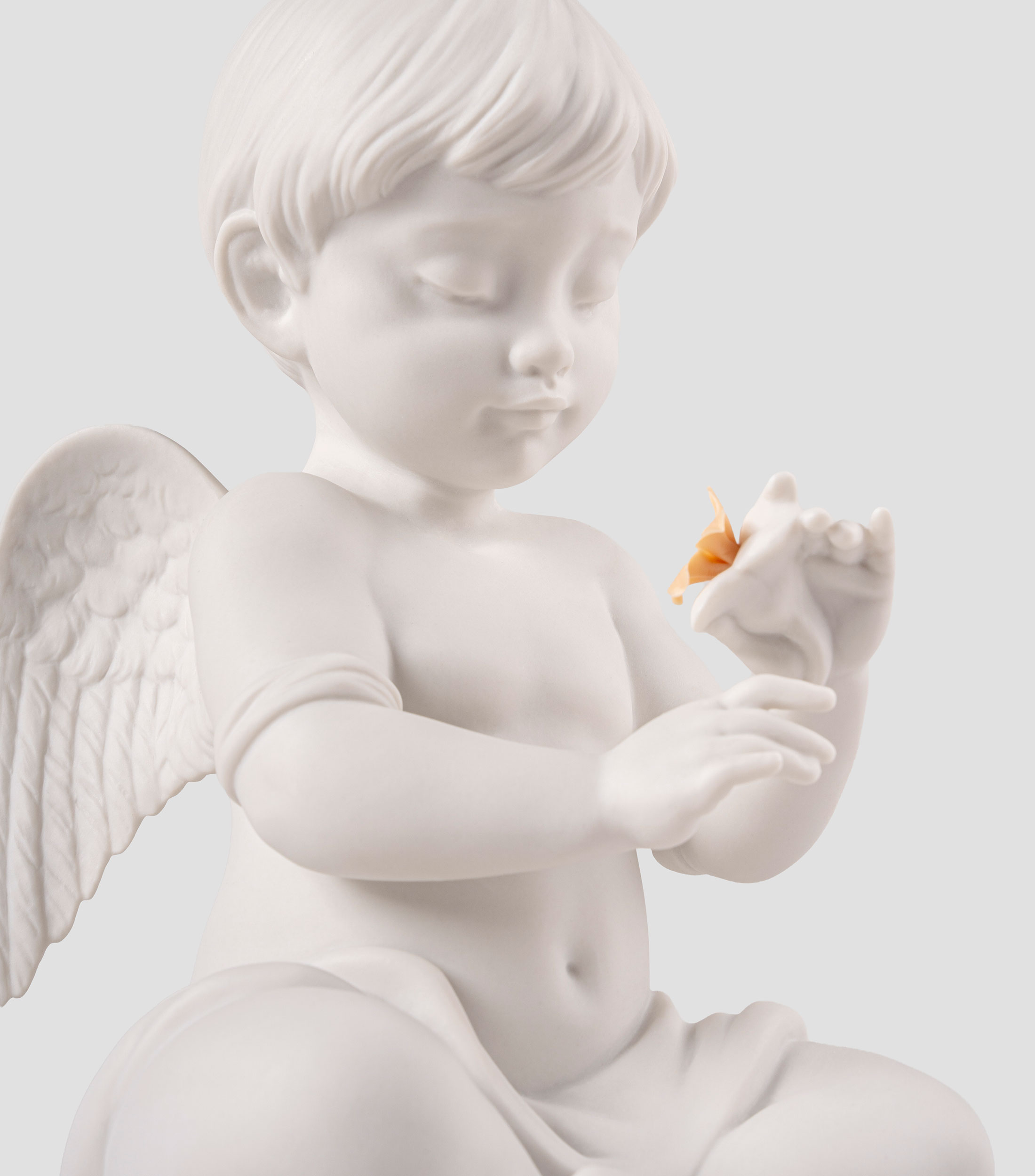 Escultura Ángel con flor en porcelana