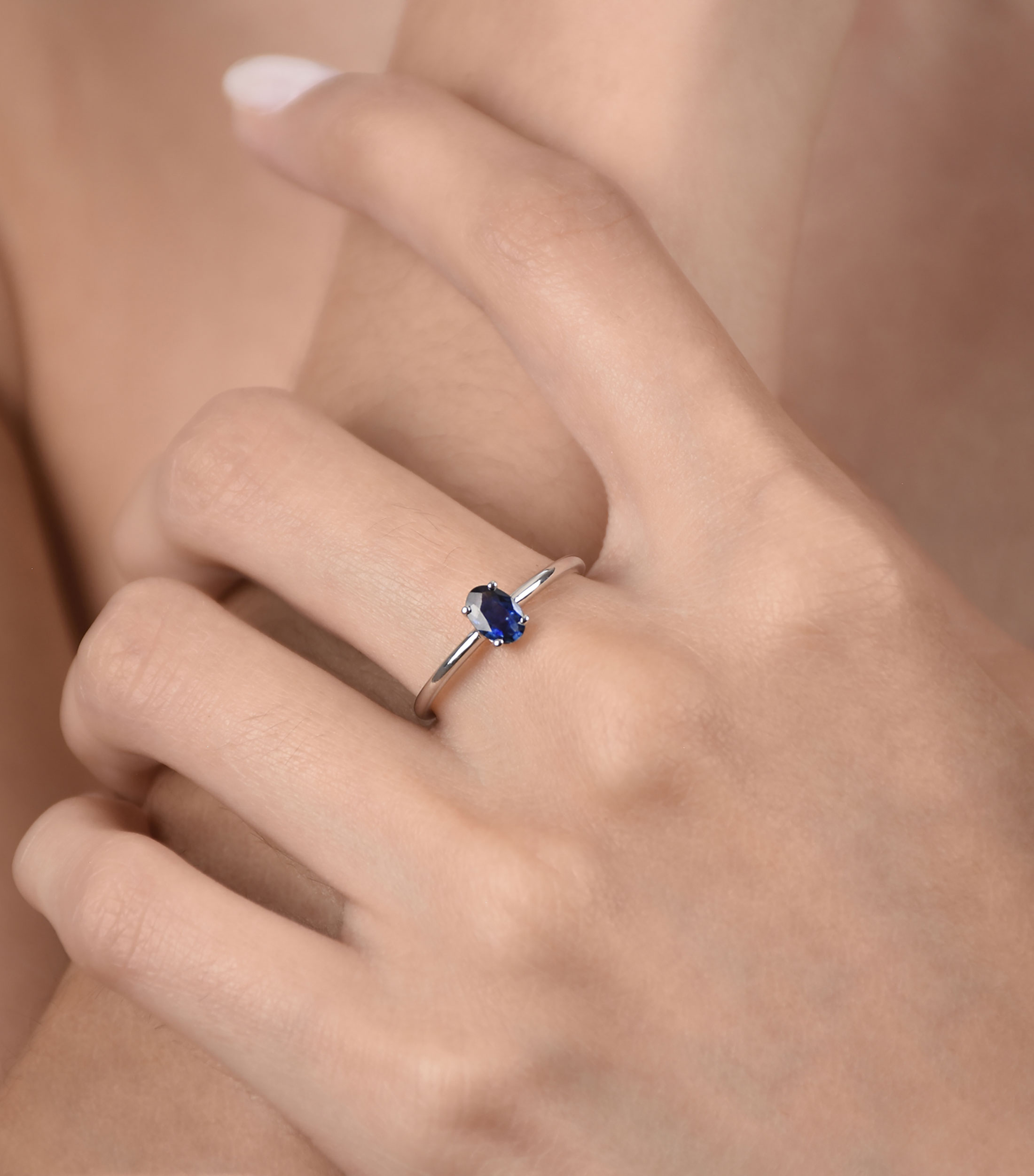 Anillo solitario en oro blanco de 18 kilates con zafiro Mujer