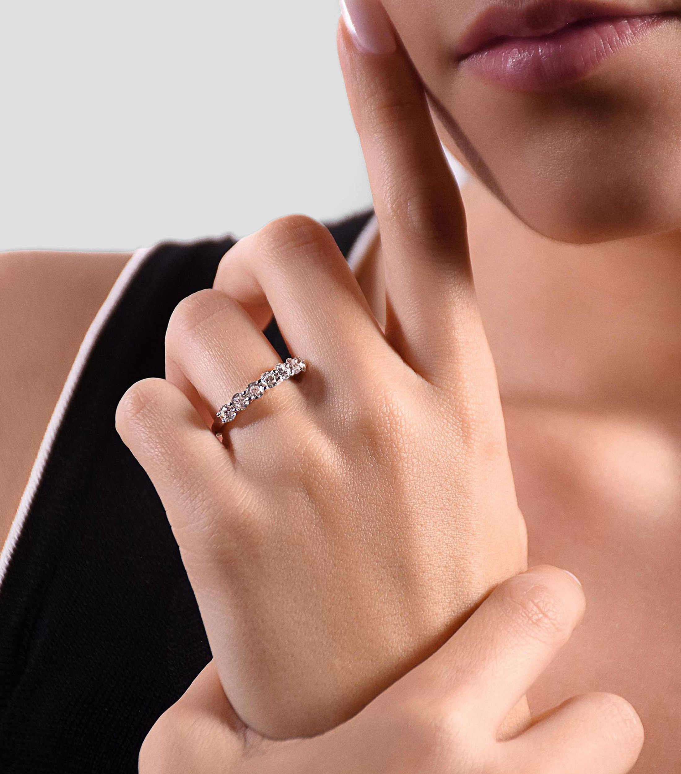 Anillo en Oro blanco de 14 Kilates con Diamantes Naturales Mujer