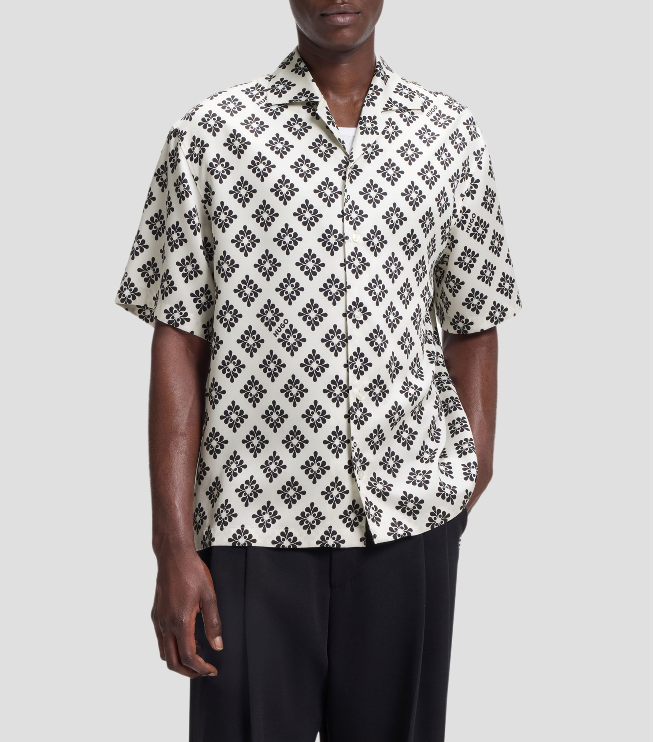 Camisa oversized con estampado con carácter Hombre