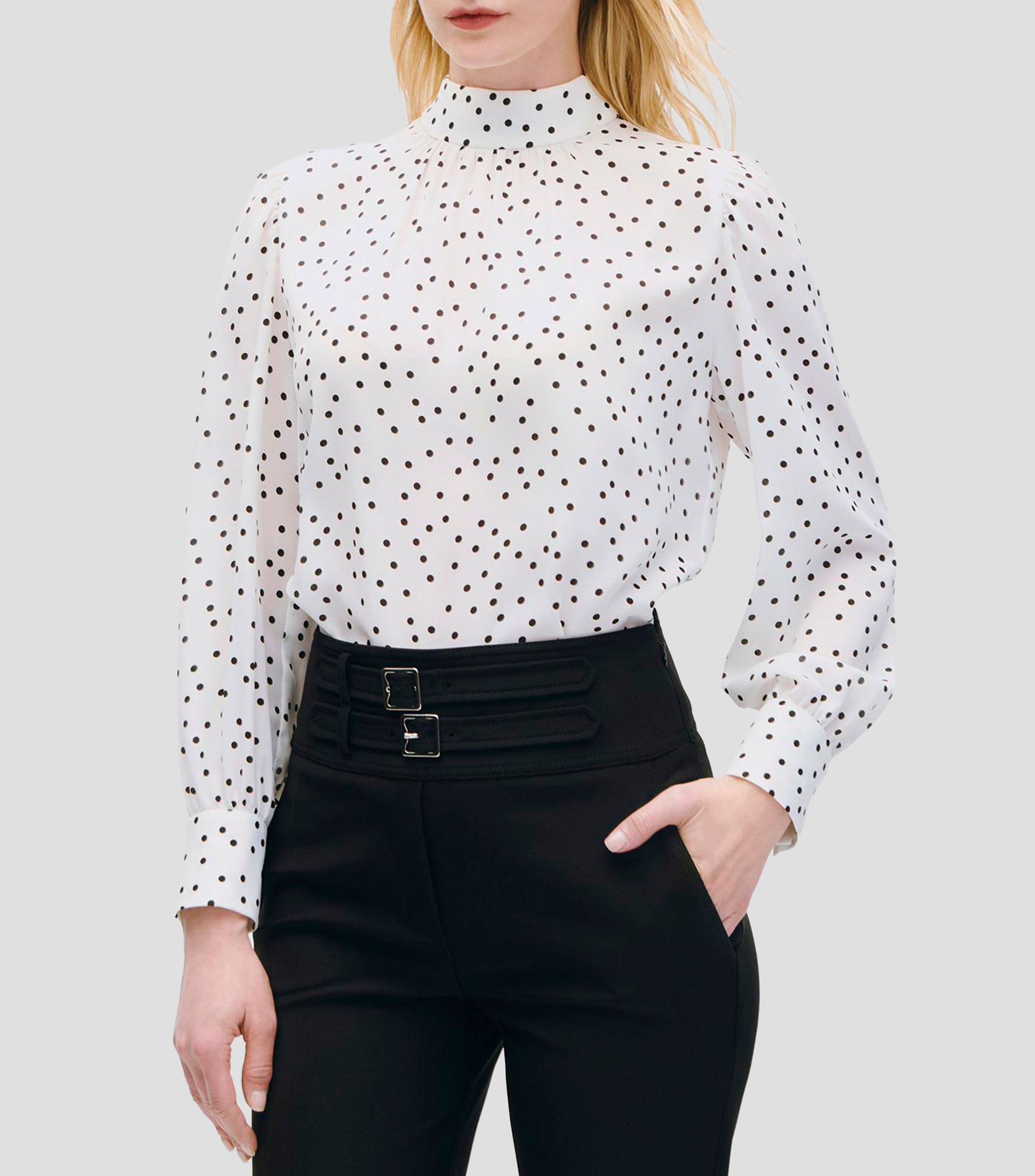 Blusa de lunares cuello alto con amarre trasero y frunces Mujer