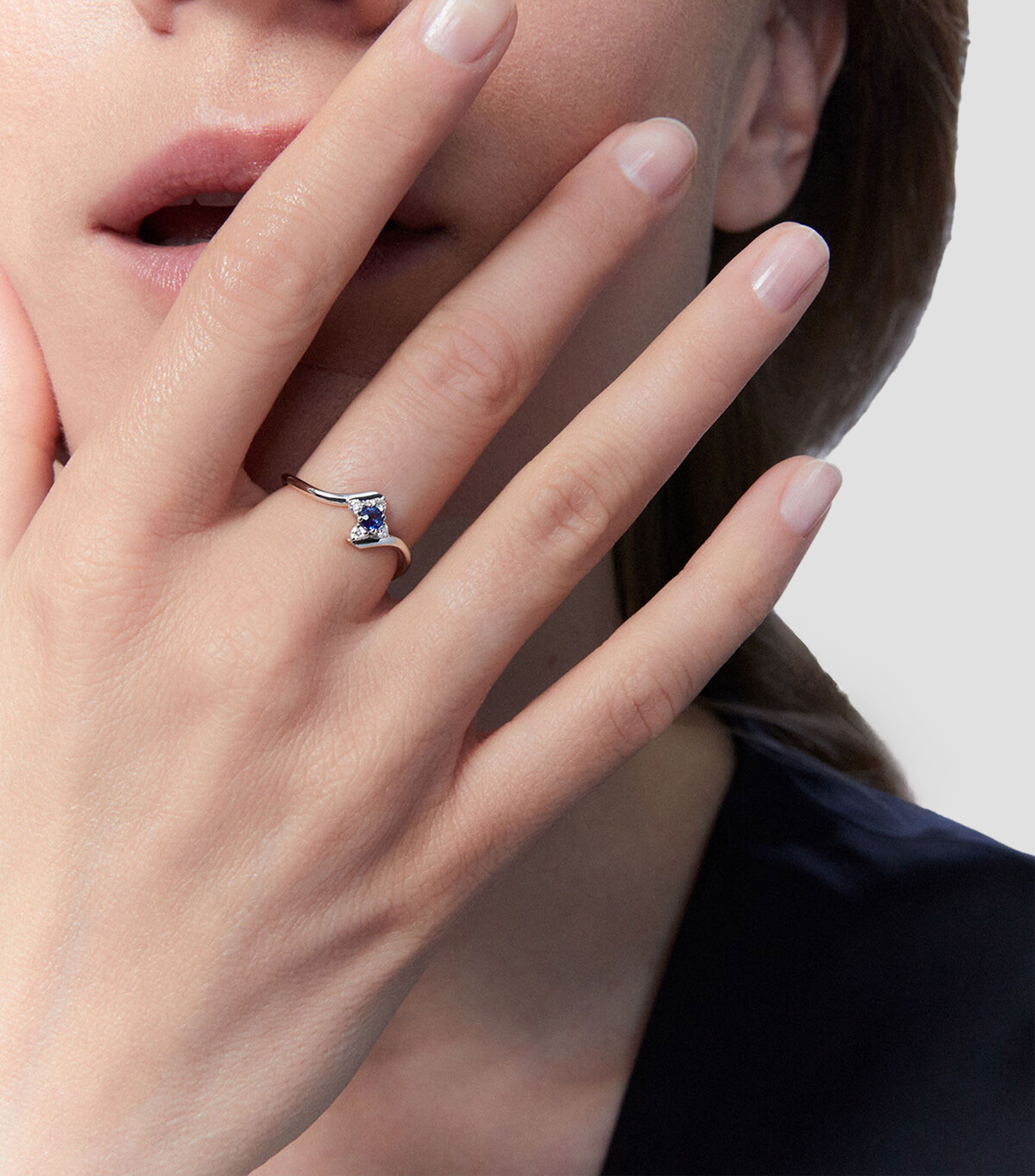 Anillo en Oro blanco de 18 Kilates Saiph con Zafiro Mujer