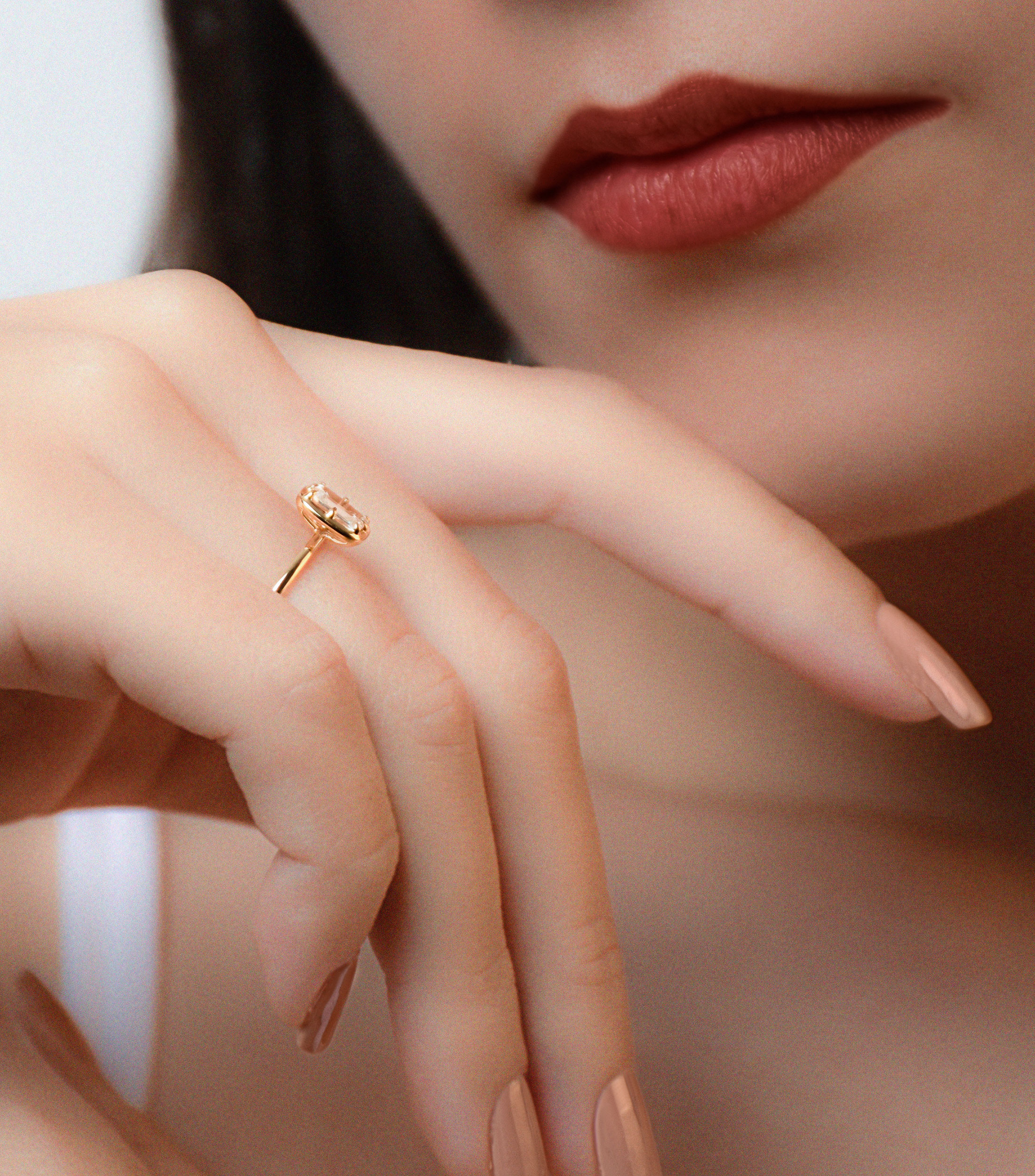 Anillo en Oro amarillo de 18 Kilates con piedra de adorno Mujer