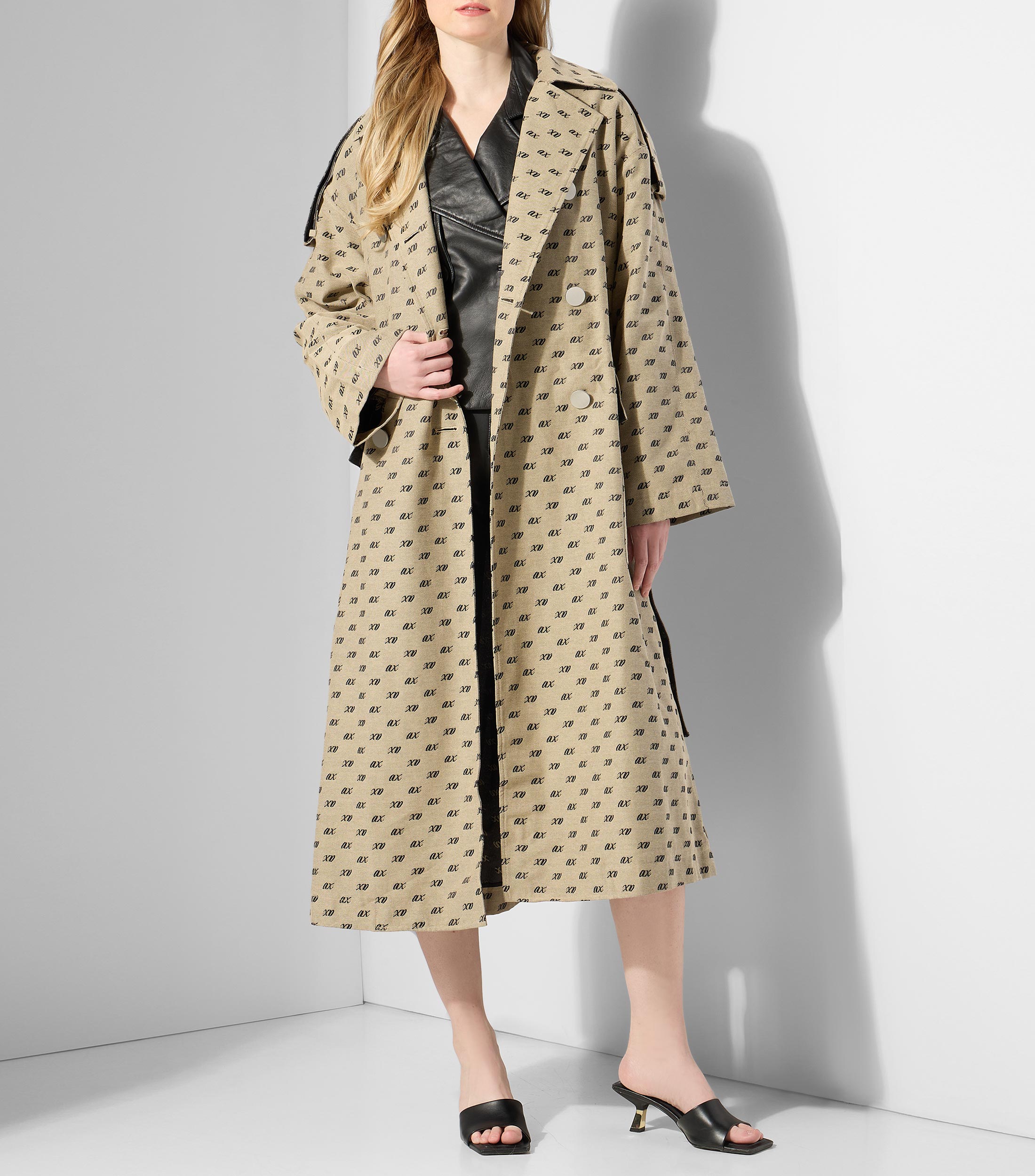 Gabardina larga con botones y cinta Mujer