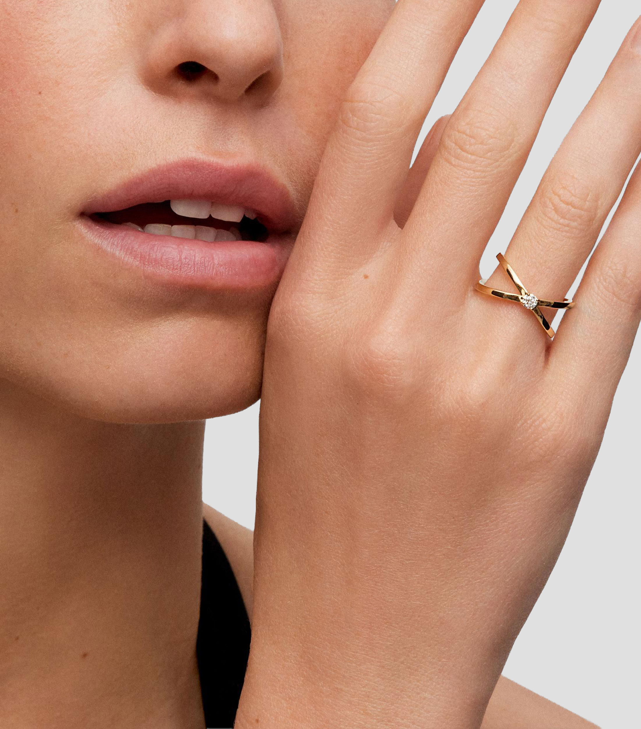 Anillo cruzado en Oro amarillo de 18 Kilates con diamante en talla brillante Mujer