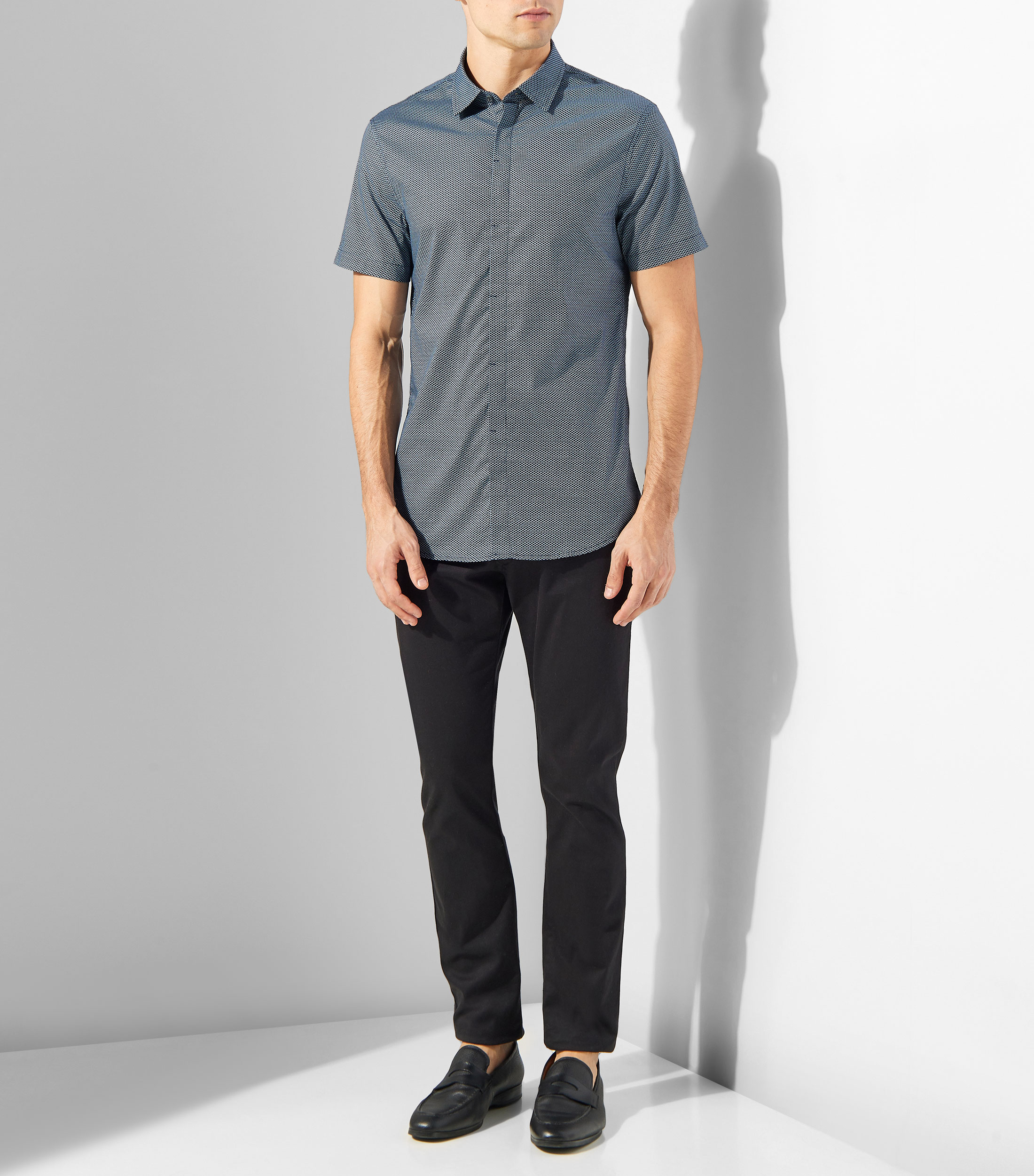Camisa con microdiseno de manga corta Hombre