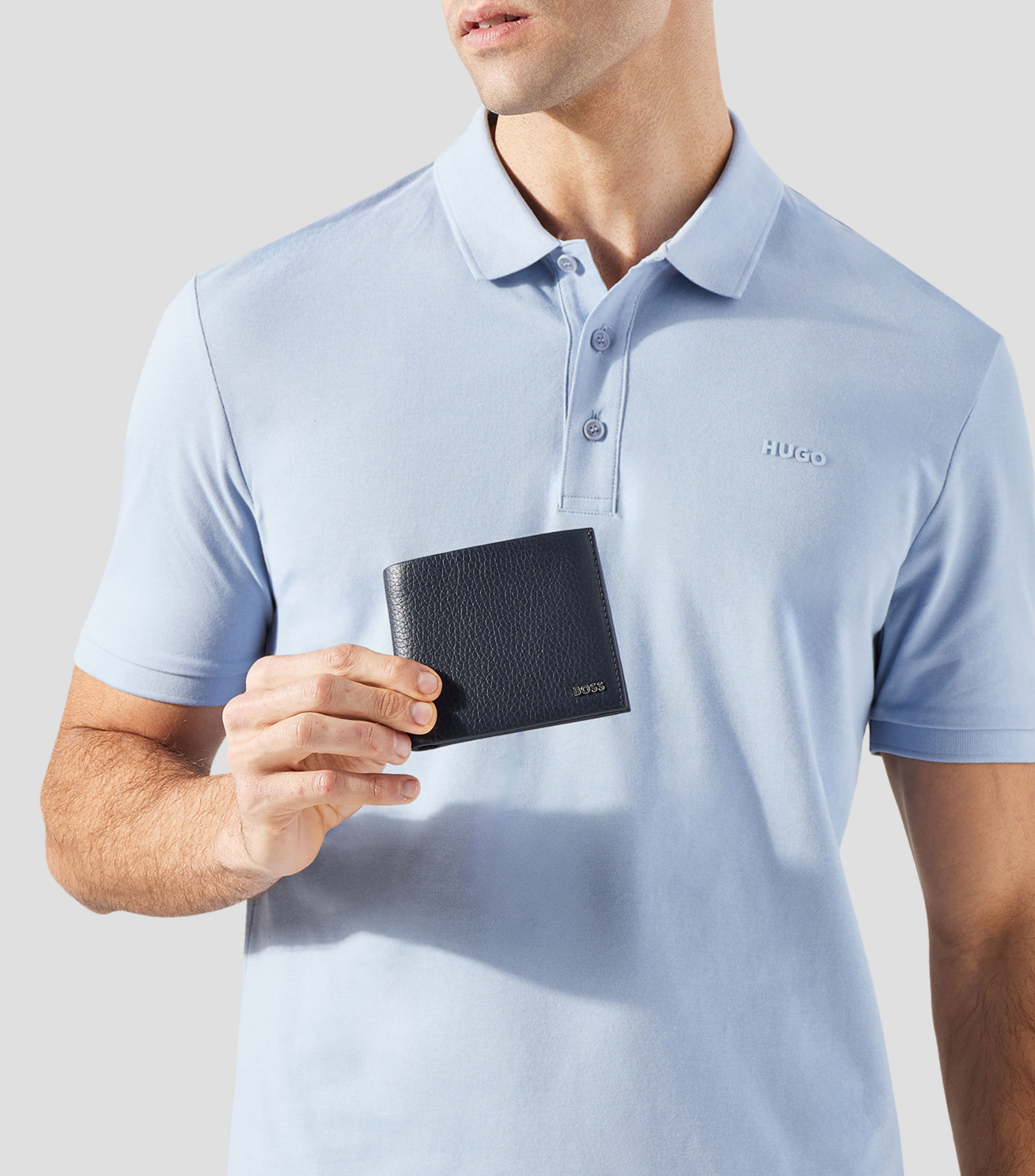 Cartera bifold plegable de piel vacuna granulada con logo metálico Hombre